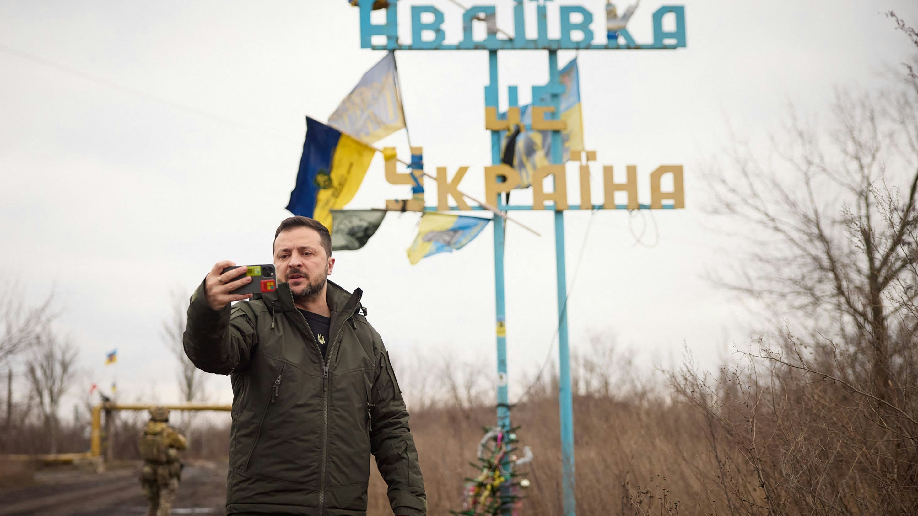 Download von www.picturedesk.com am 16.02.2024 (07:31).  *** SERVICEBILD *** TOPSHOT - This handout photograph taken and released by Ukrainian Presidential Press Service on December 29, 2023, shows Ukrainian President Volodymyr Zelensky recording a video address in front of a sign reading "Avdiivka is Ukraine" in the town of Avdiivka, Donetsk region, amid the Russian invasion of Ukraine. (Photo by Handout / UKRAINIAN PRESIDENTIAL PRESS SERVICE / AFP) / RESTRICTED TO EDITORIAL USE - MANDATORY CREDIT "AFP PHOTO / UKRAINIAN PRESIDENTIAL PRESS SERVICE " - NO MARKETING NO ADVERTISING CAMPAIGNS - DISTRIBUTED AS A SERVICE TO CLIENTS - 20231229_PD6990 - Rechteinfo: Servicebild (SB) Bei diesem Bild ist PictureDesk ausschließlich technischer Dienstleister und stellt eine technische Bearbeitungsgebühr in Rechnung. PictureDesk ist weder Urheber noch Rechteinhaber. Die Nutzung liegt in alleiniger Verantwortung des Kunden. Nur für redaktionelle Nutzung! Werbliche Nutzung erfordert Freigabe: bitte schicken Sie uns eine Anfrage.