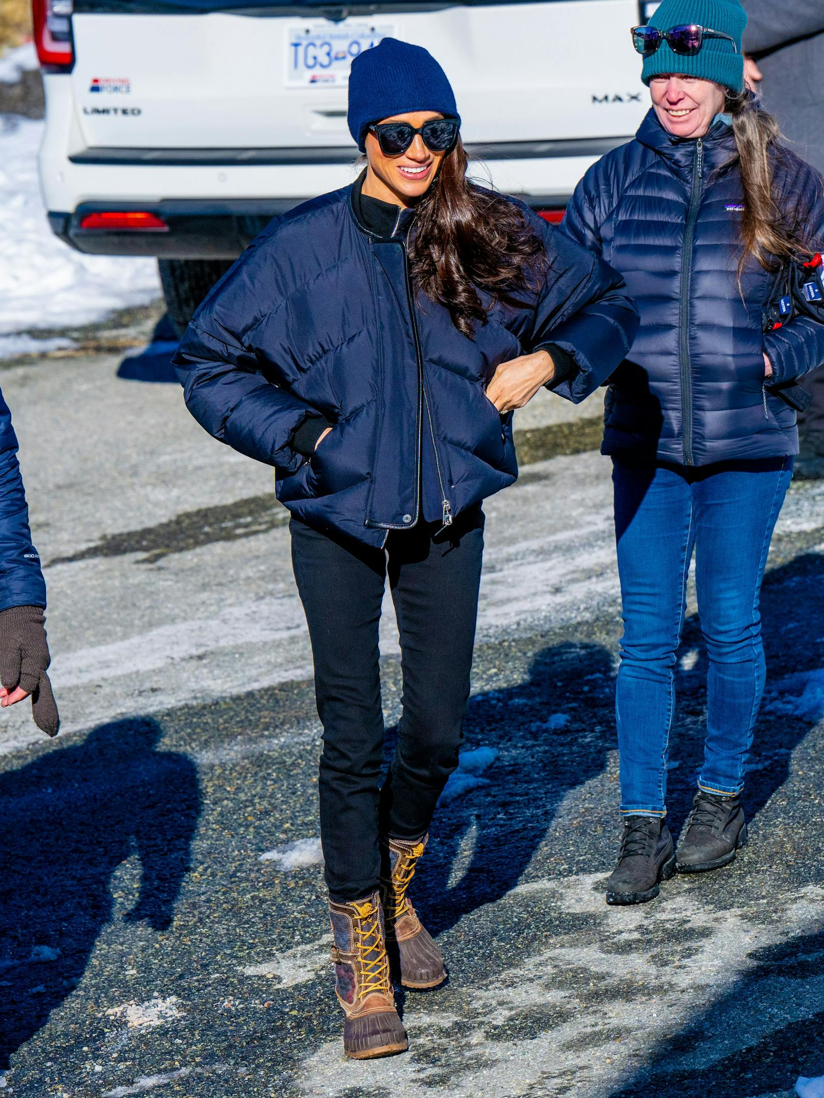 Meghan zeigt sich mit Luxus-Outfit im Schnee.