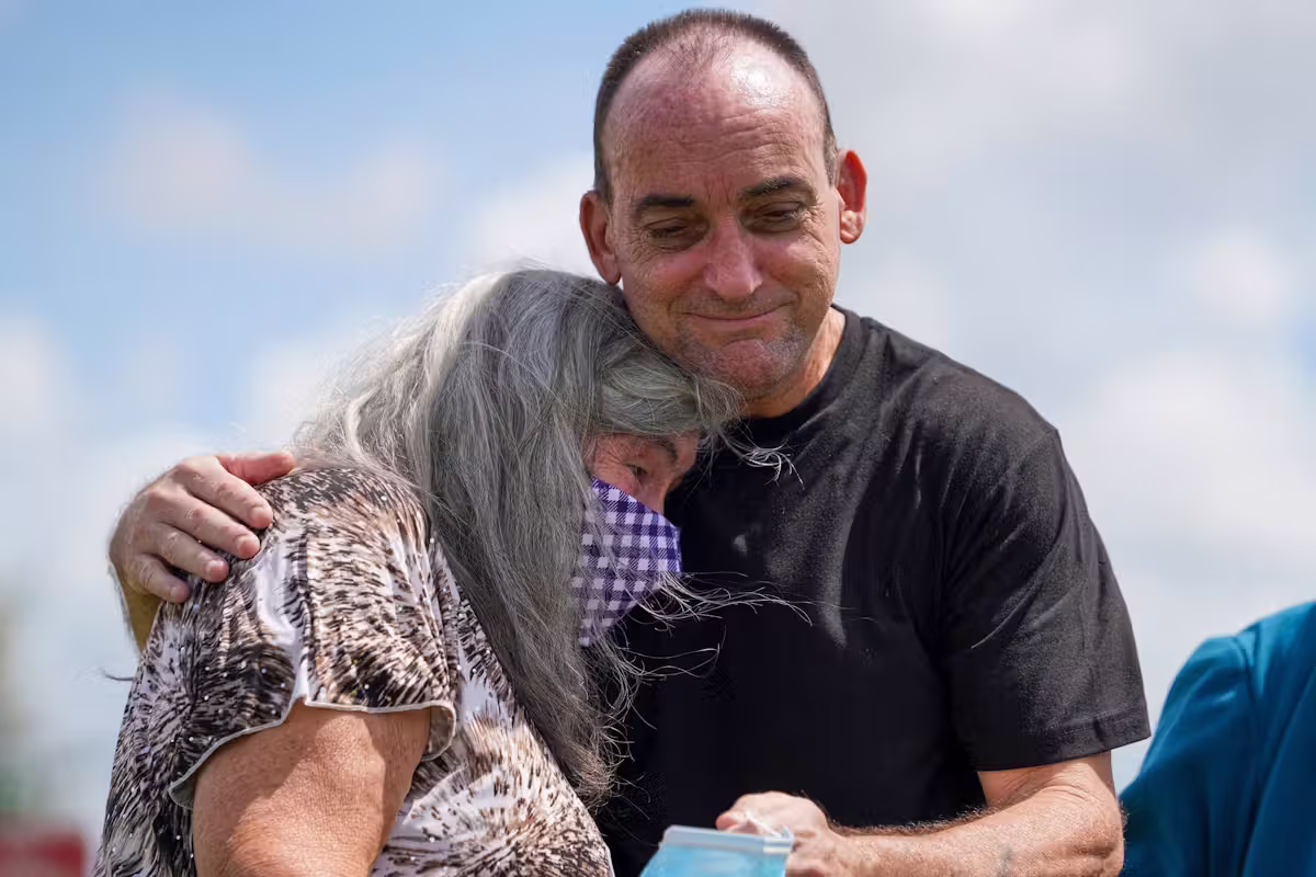 Nach 37 Jahren konnte er seine Mutter wieder in die Arme schließen. 