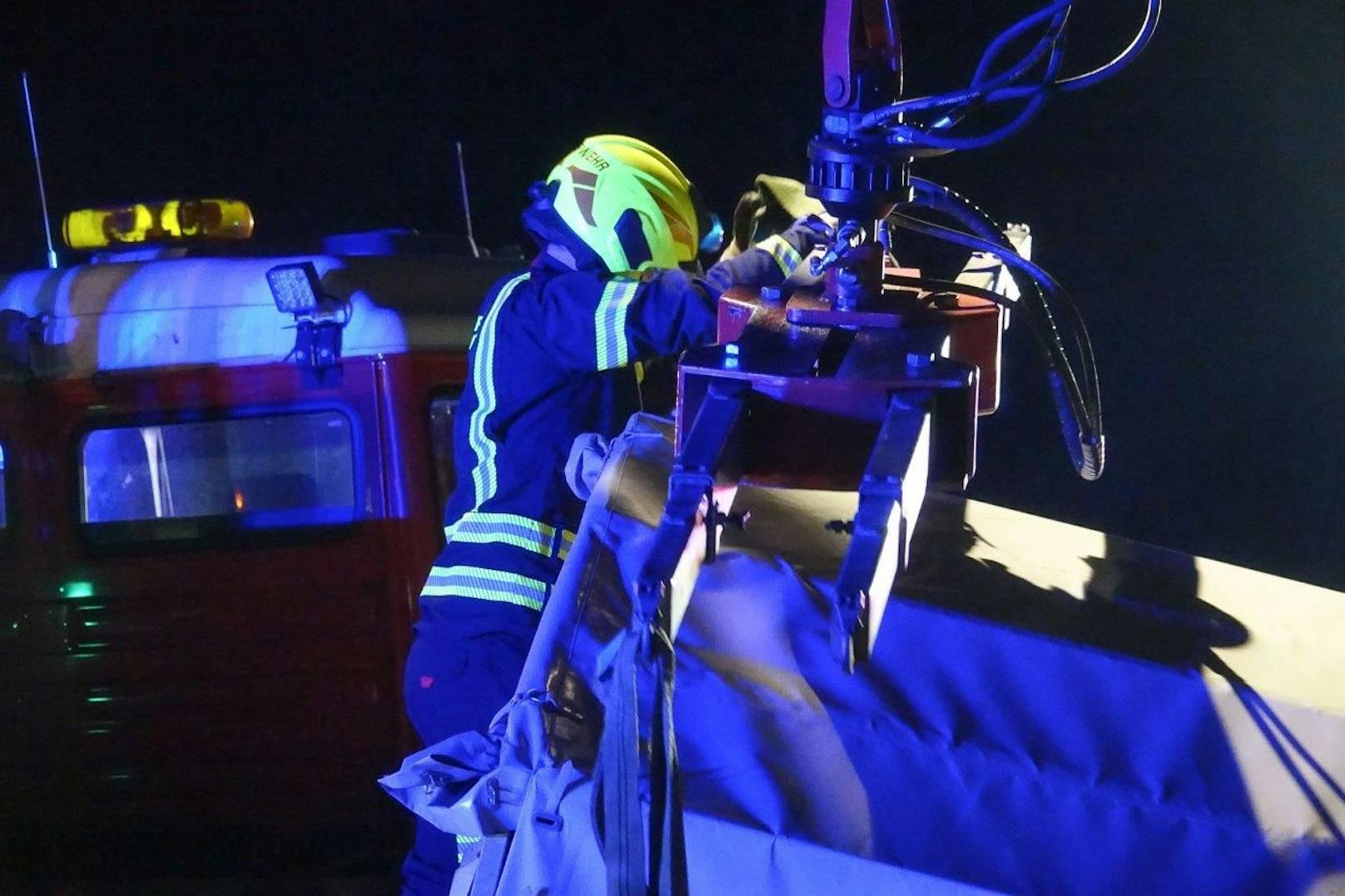 Die Einsatzkräfte bargen das Auto samt Anhänger.