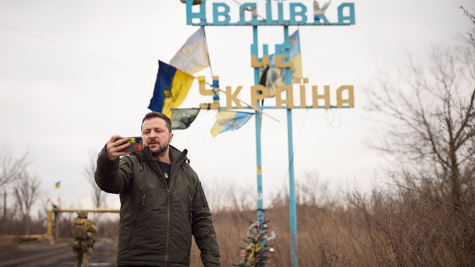 Ukraines Präsident Wolodimir Selenski posiert vor dem Schild "Awdijiwka ist ukrainisch" in Awdijiwka am 29. Dezember 2023.
