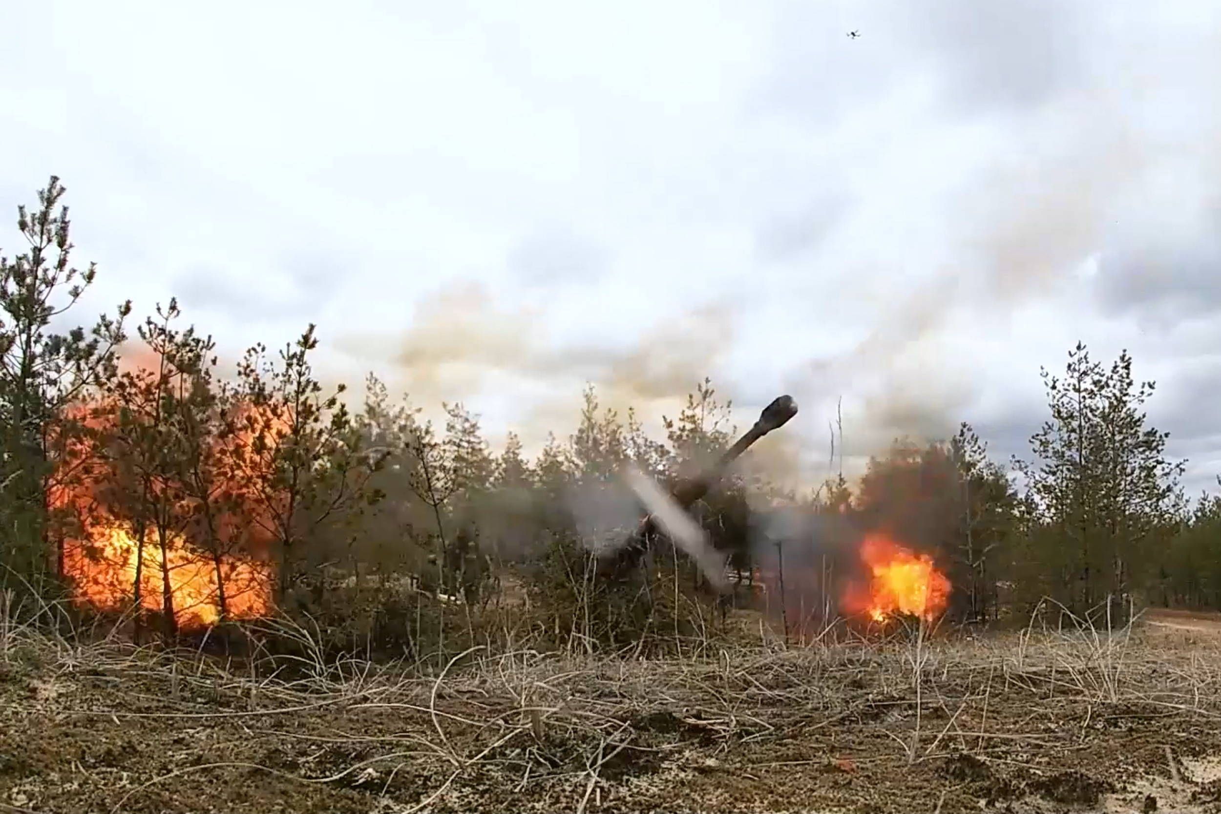 Ein russisches Artilleriegeschütz beim Abfeuern von Flugzettel-Granaten auf ukrainische Stellungen. Jede beinhaltet rund 500 Blatt Propagandaplakate, die zur Kapitulation auffordern. Screenshot aus einem Video des russischen Verteidigungsministeriums.