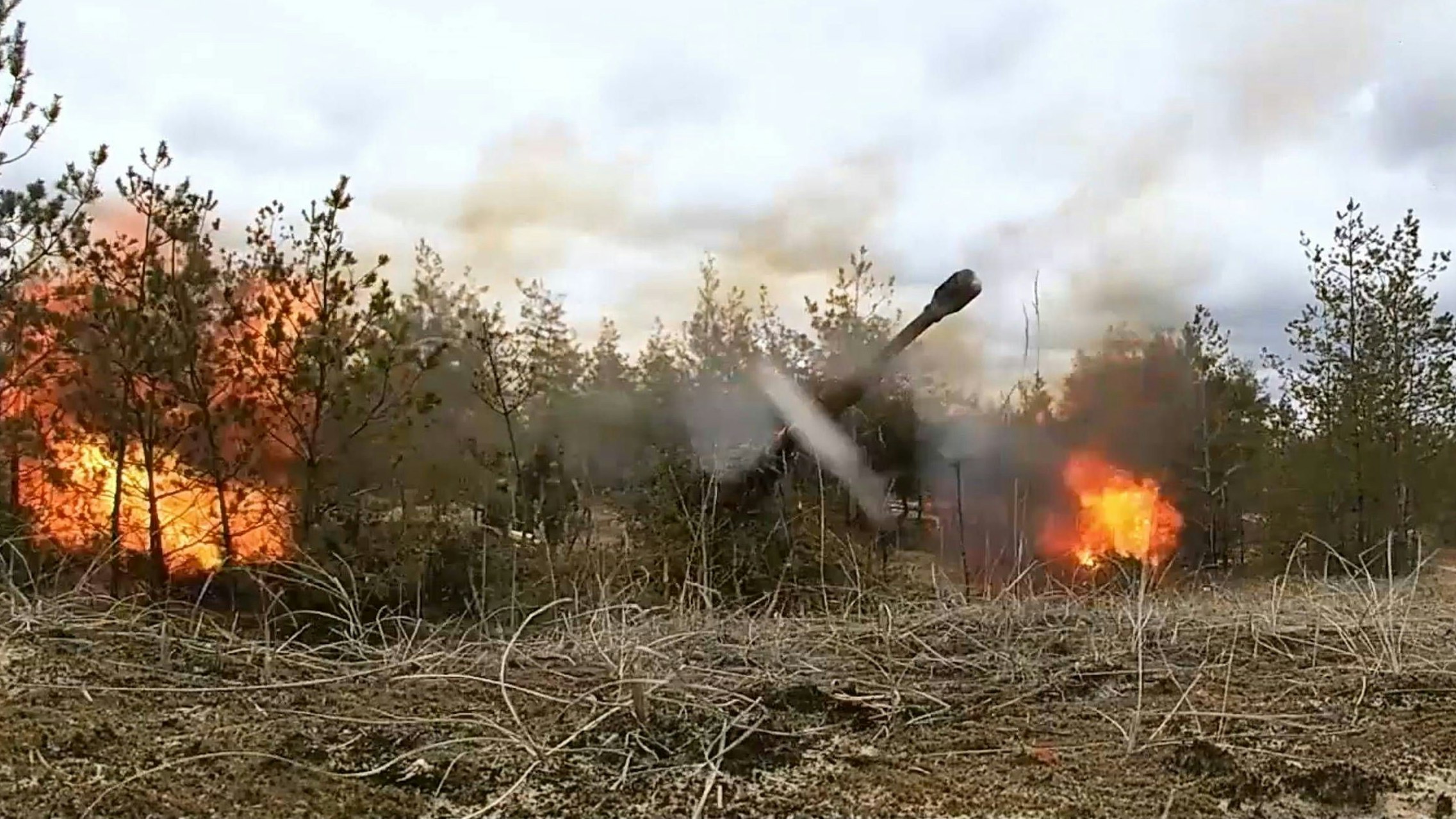 Ein russisches Artilleriegeschütz beim Abfeuern von Flugzettel-Granaten auf ukrainische Stellungen. Jede beinhaltet rund 500 Blatt Propagandaplakate, die zur Kapitulation auffordern. Screenshot aus einem Video des russischen Verteidigungsministeriums.