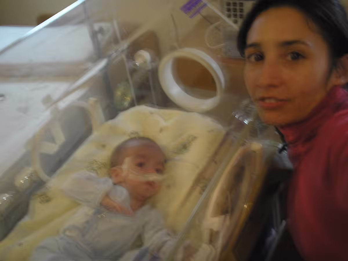 Ein Bild der ersten Begegnung: Silvina Avellaneda adoptierte den kleinen Francisco im 2007.