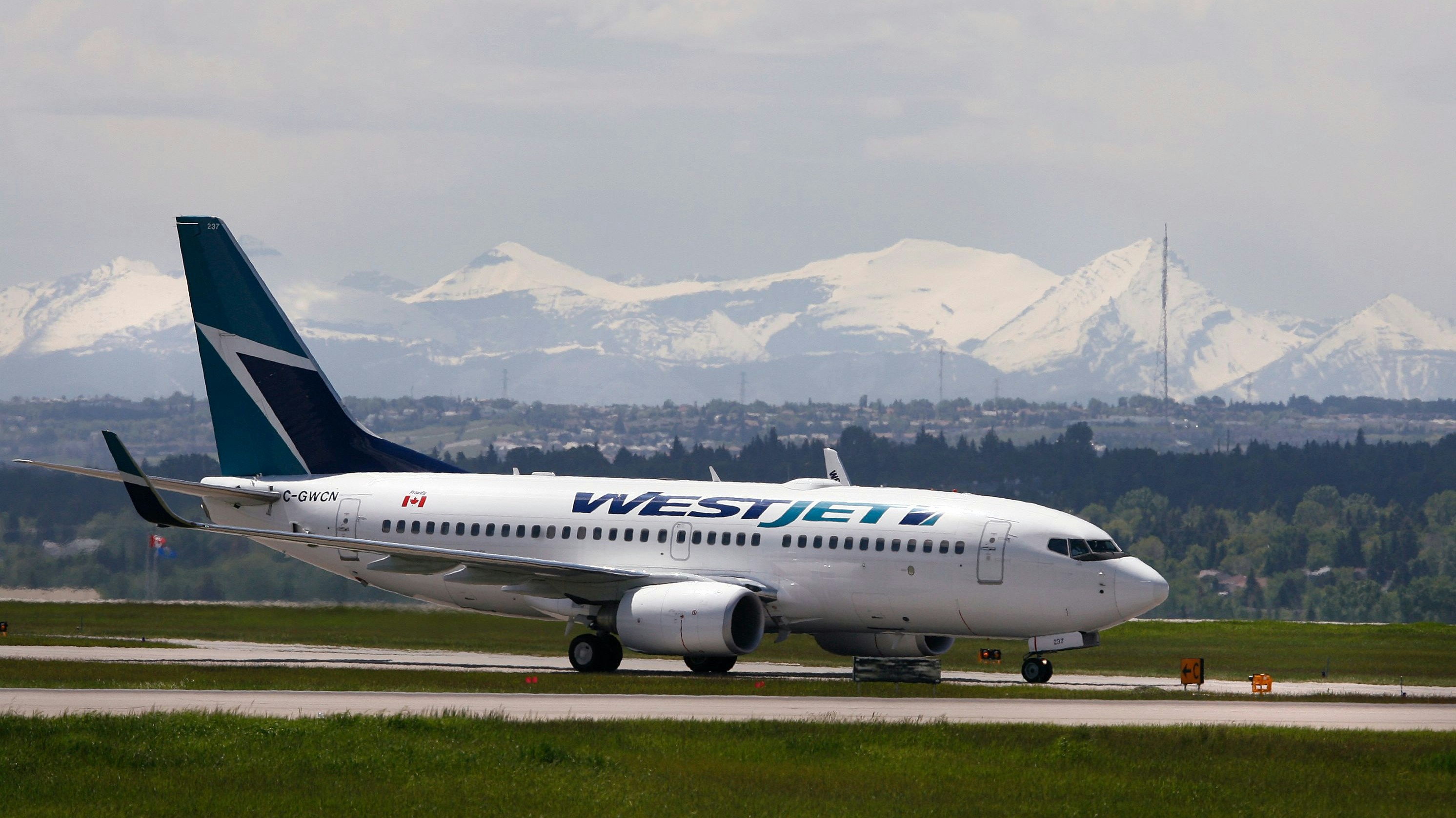 A Westjet airline plane lands at the Calgary International Airport in Calgary, Alberta, June 17, 2008. WestJet Airlines Ltd will not follow Air Canada with moves to cut staff or capacity in the face of high fuel costs as its fleet and seasonal capacity shifts make such measures unnecessary, an executive with the No. 2 Canadian carrier said on Tuesday.  REUTERS/Todd Korol (CANADA)