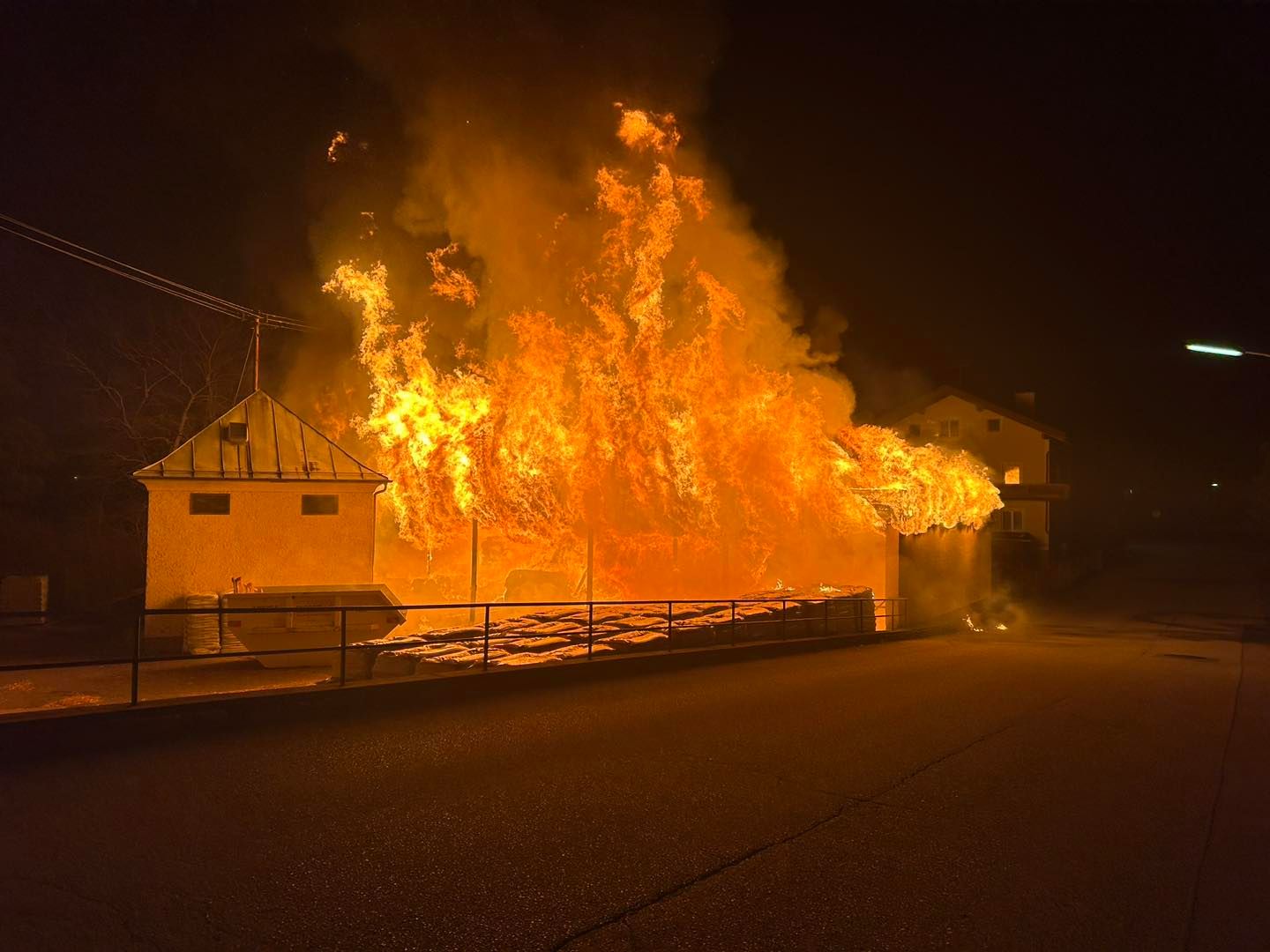 Die Lagerhalle brannte vollständig ab.