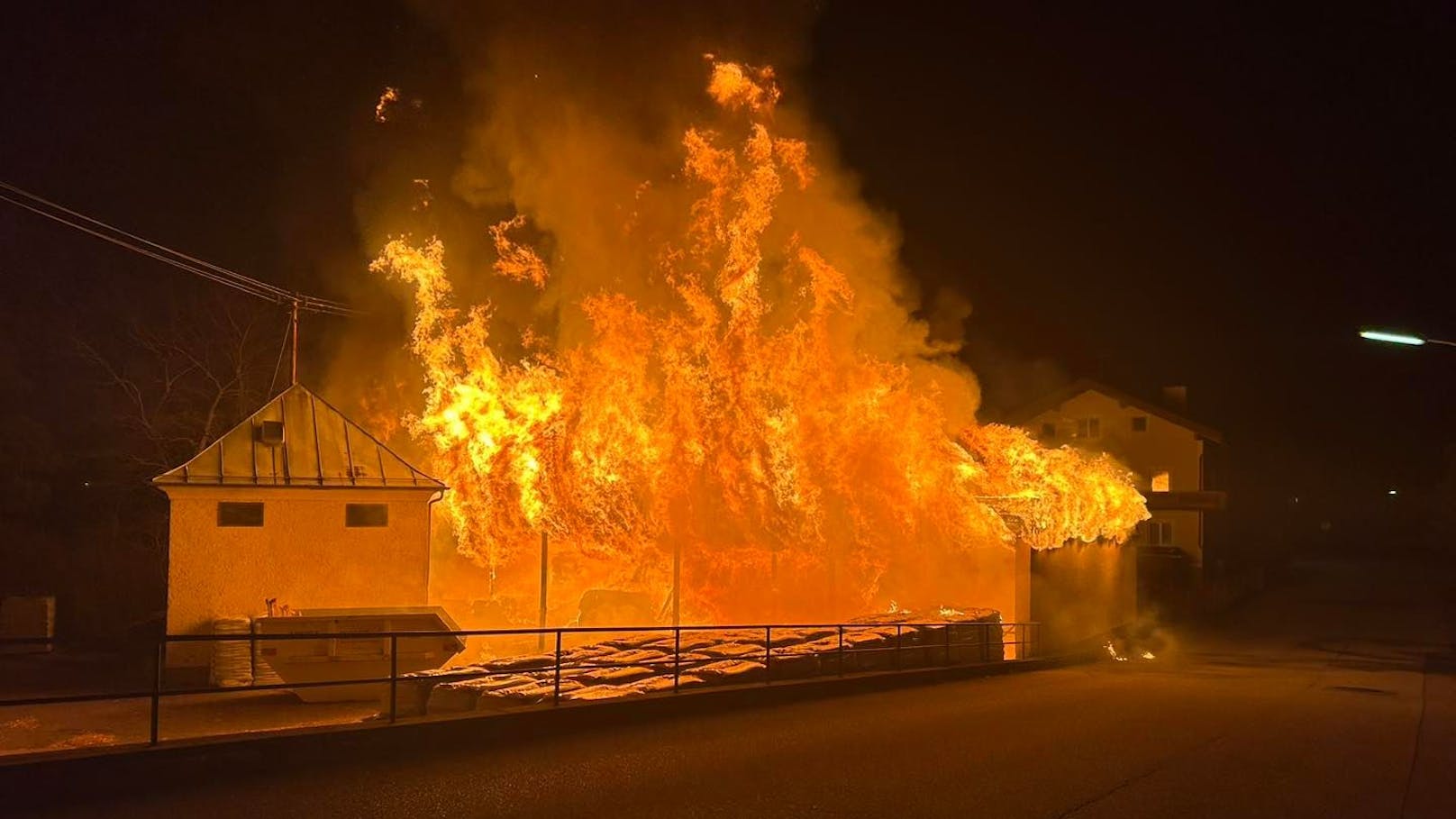 Lagerhalle geht plötzlich komplett in Flammen auf