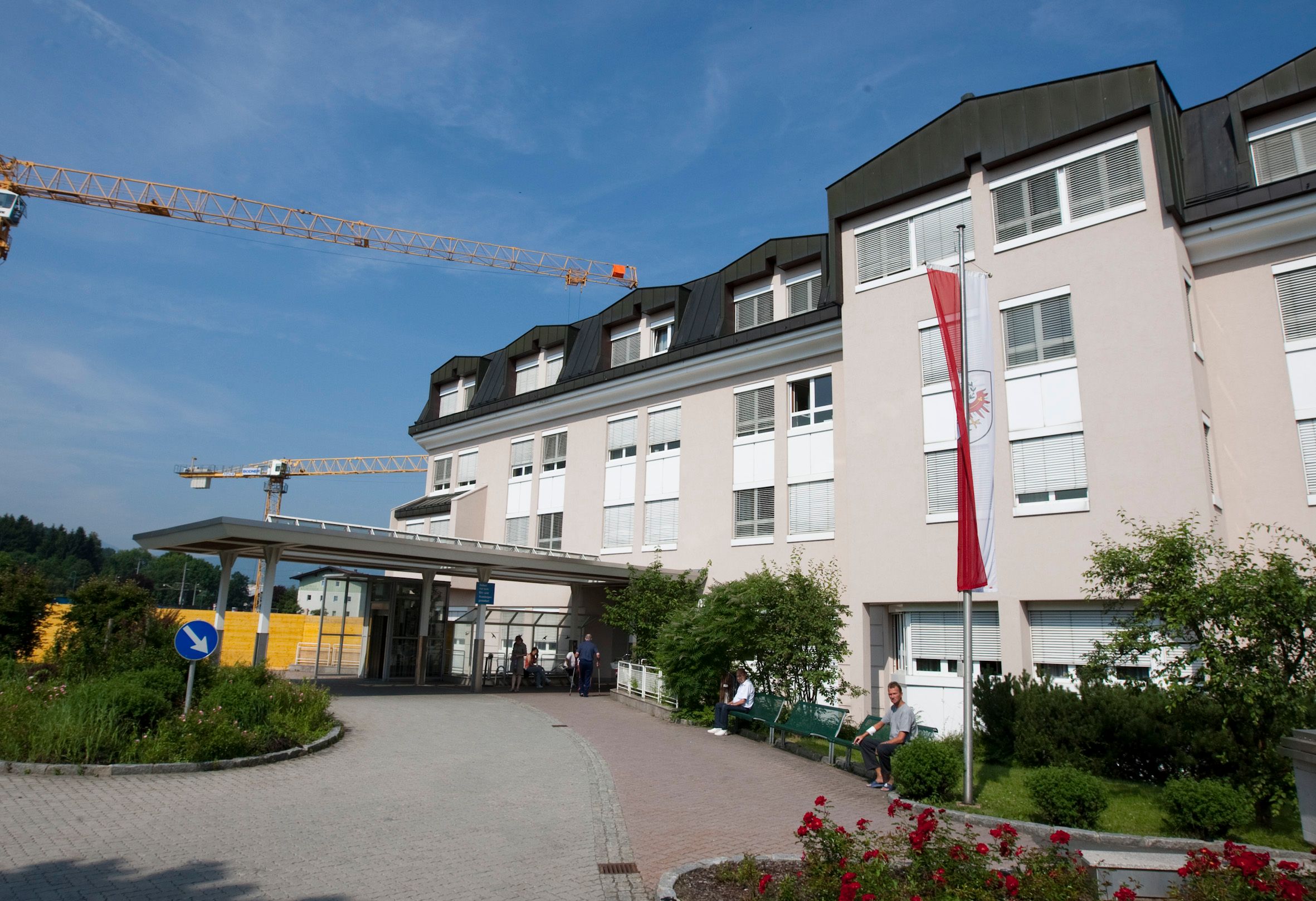 Die Frau wurde in das Krankenhaus St. Johann in Tirol eingeliefert.