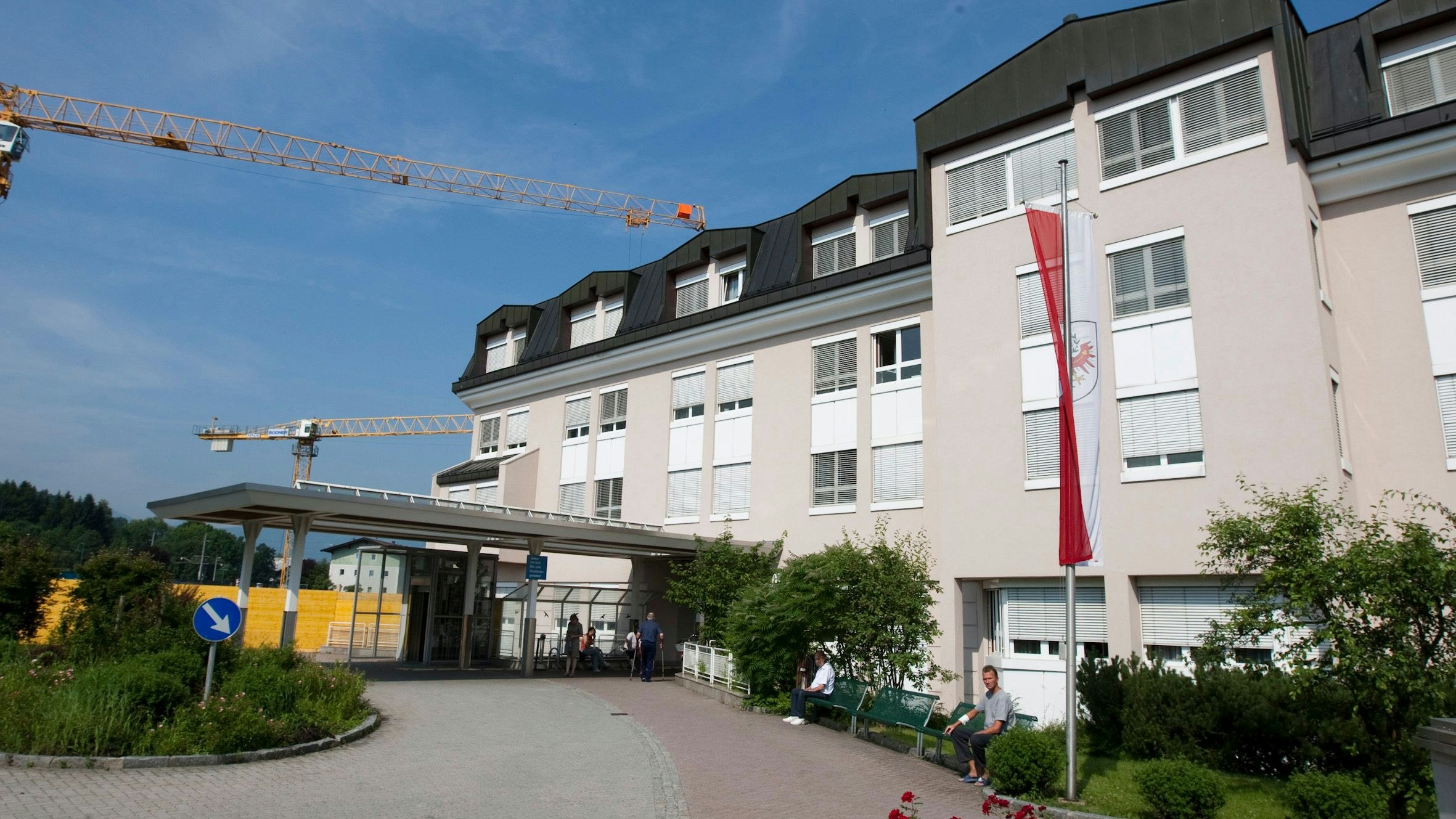 Die Frau wurde in das Krankenhaus St. Johann in Tirol eingeliefert.