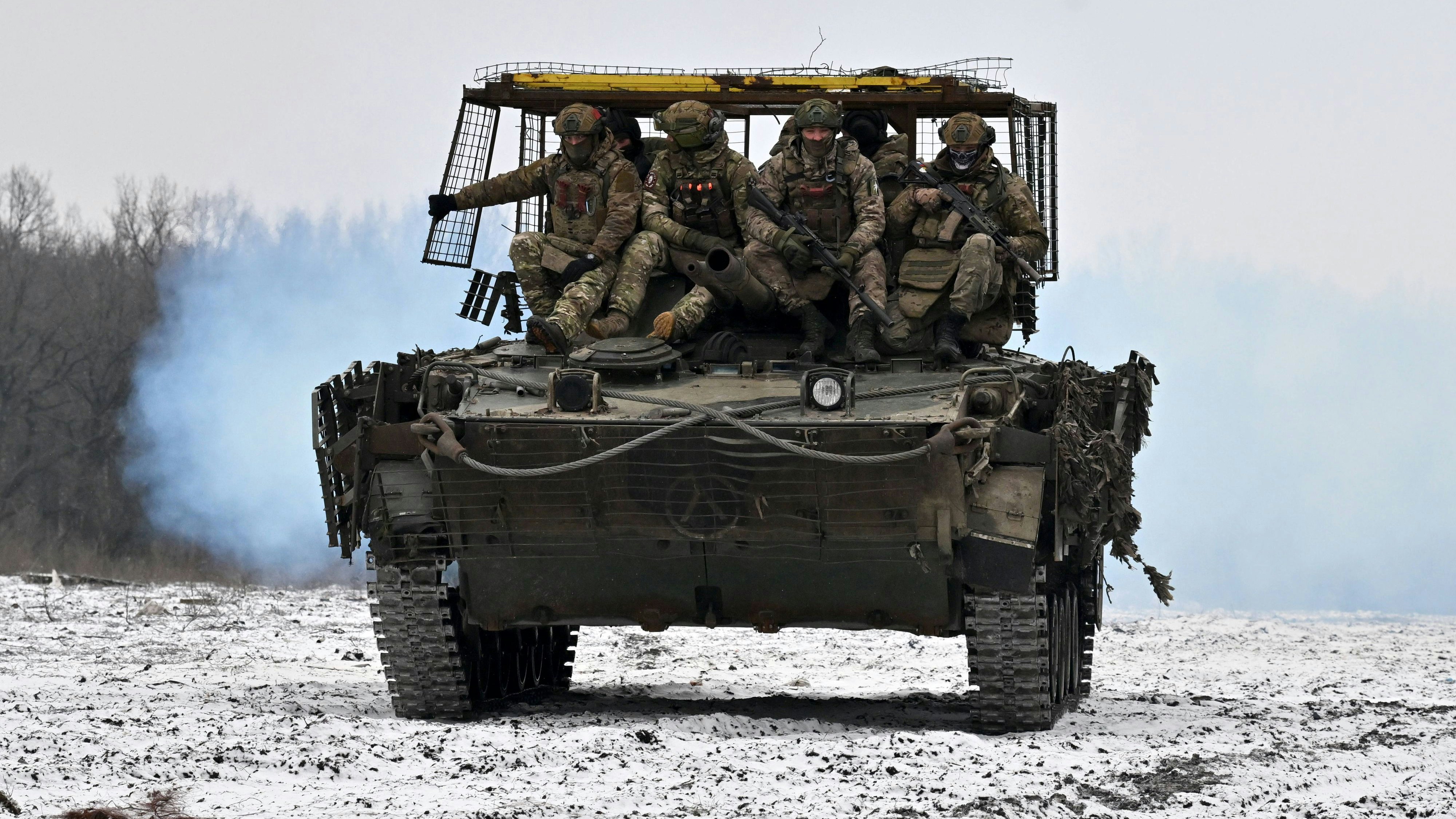 Russische Soldaten auf einem BMP-3 mit aufgesetzter Käfigpanzerung, scherzhaft im Englischen auch "cope cages" genannt.