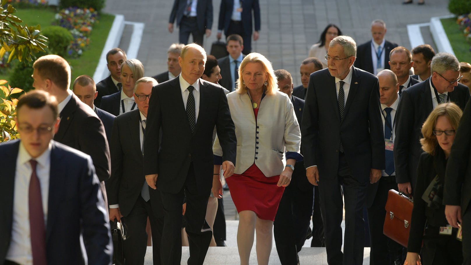 Wladimir Putin und Karin Karin Kneissl mit Bundespräsident Alexander Van der Bellen im Jahr 2019 bei einem Treffen in Sotchi, Russland.