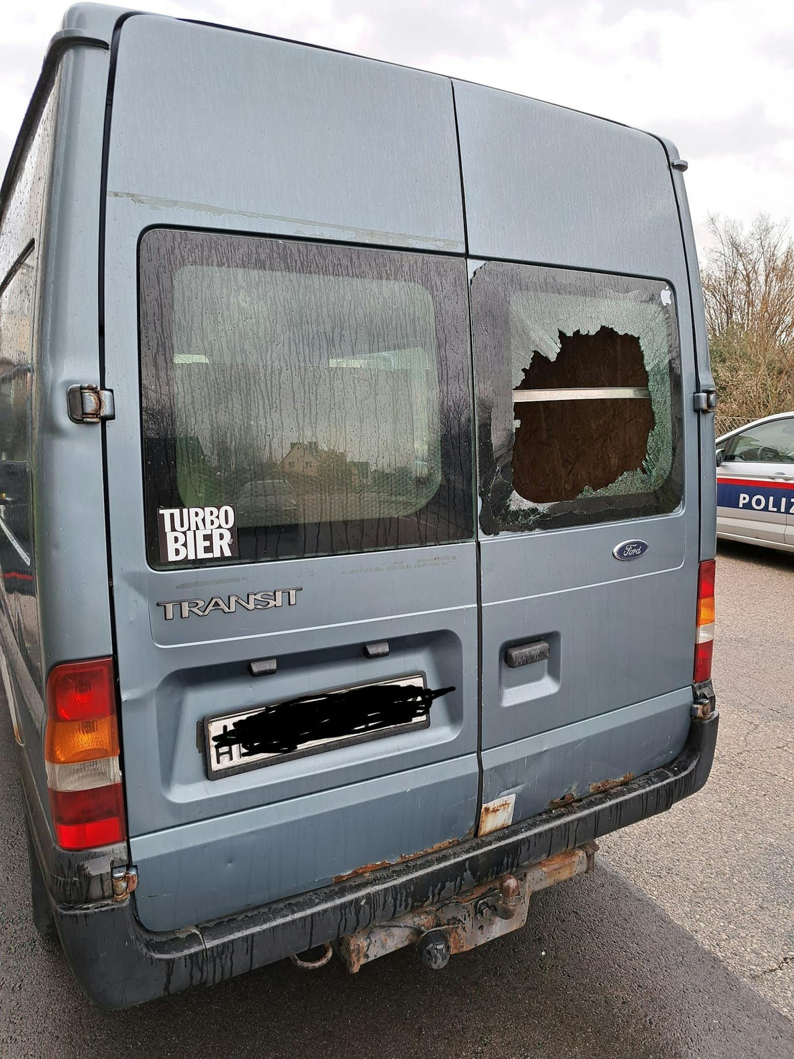 Das Auto mit ungarischem Kennzeichen wurde beschädigt.