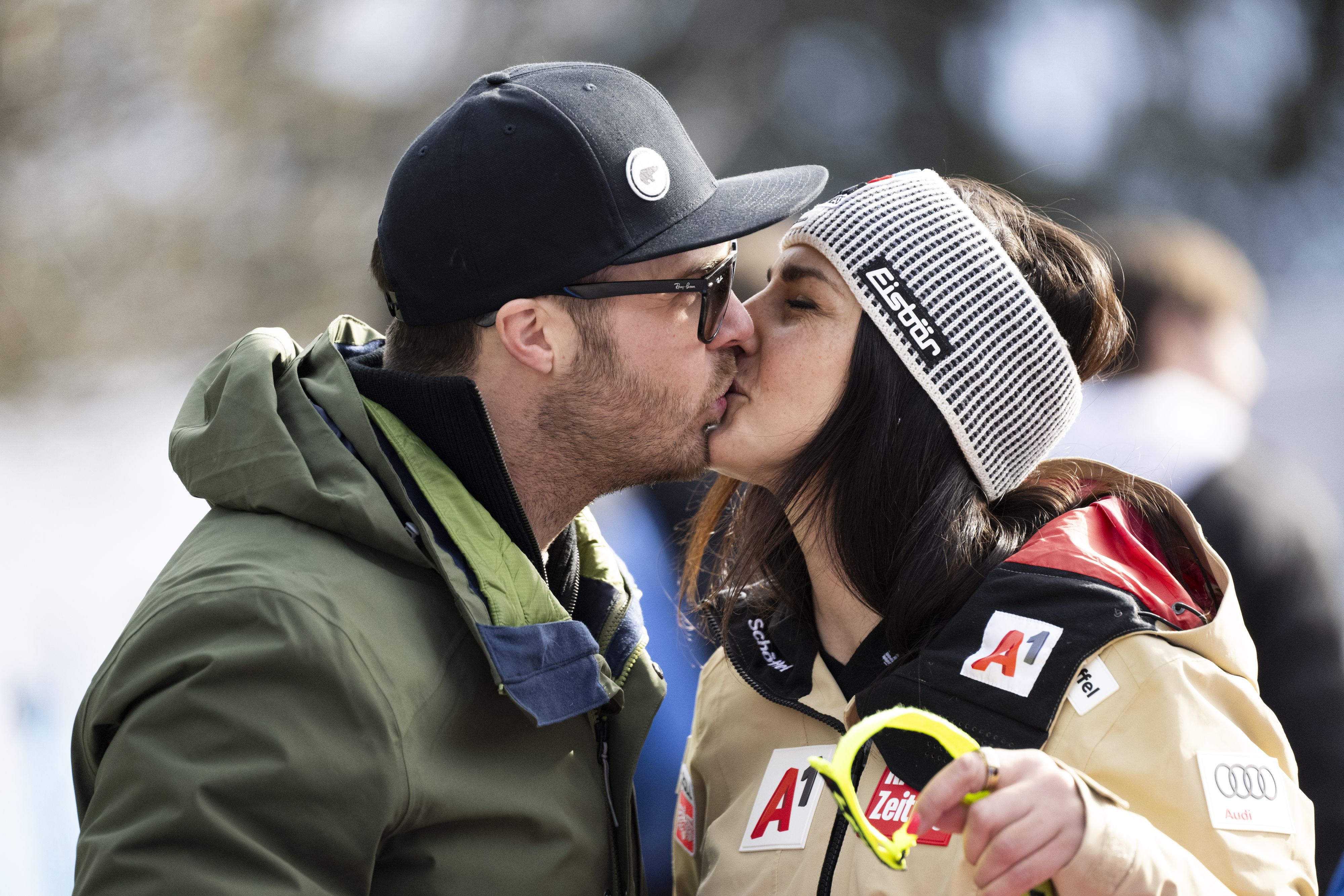 Stephanie Venier gibt Ex-ÖSV-Athlet Christian Walder einen Kuss.