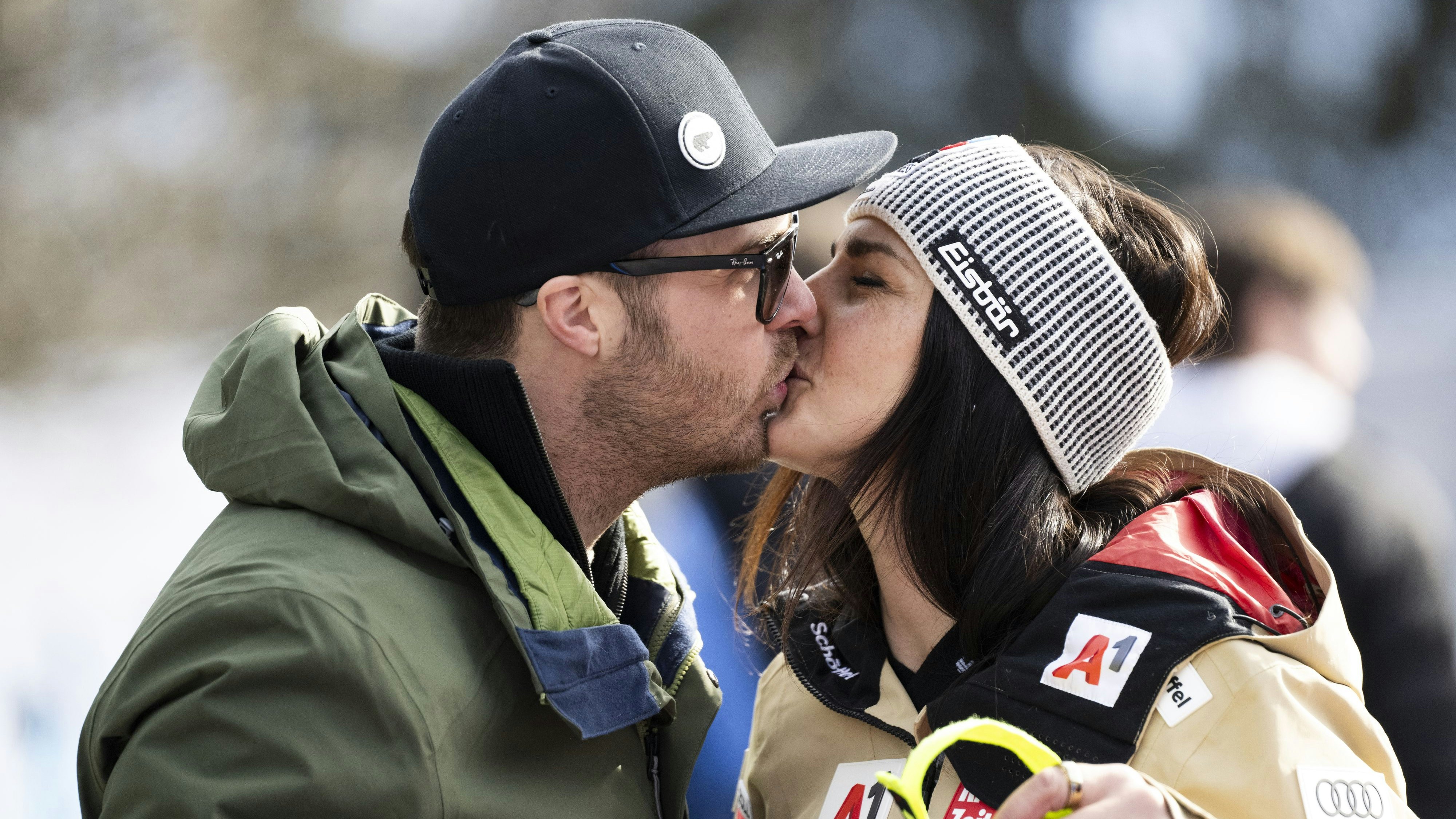 Nach dem ersten Super-G-Sieg in der Karriere von Stephanie Venier gab es einen Kuss von Ex-ÖSV-Athlet Christian Walder.
