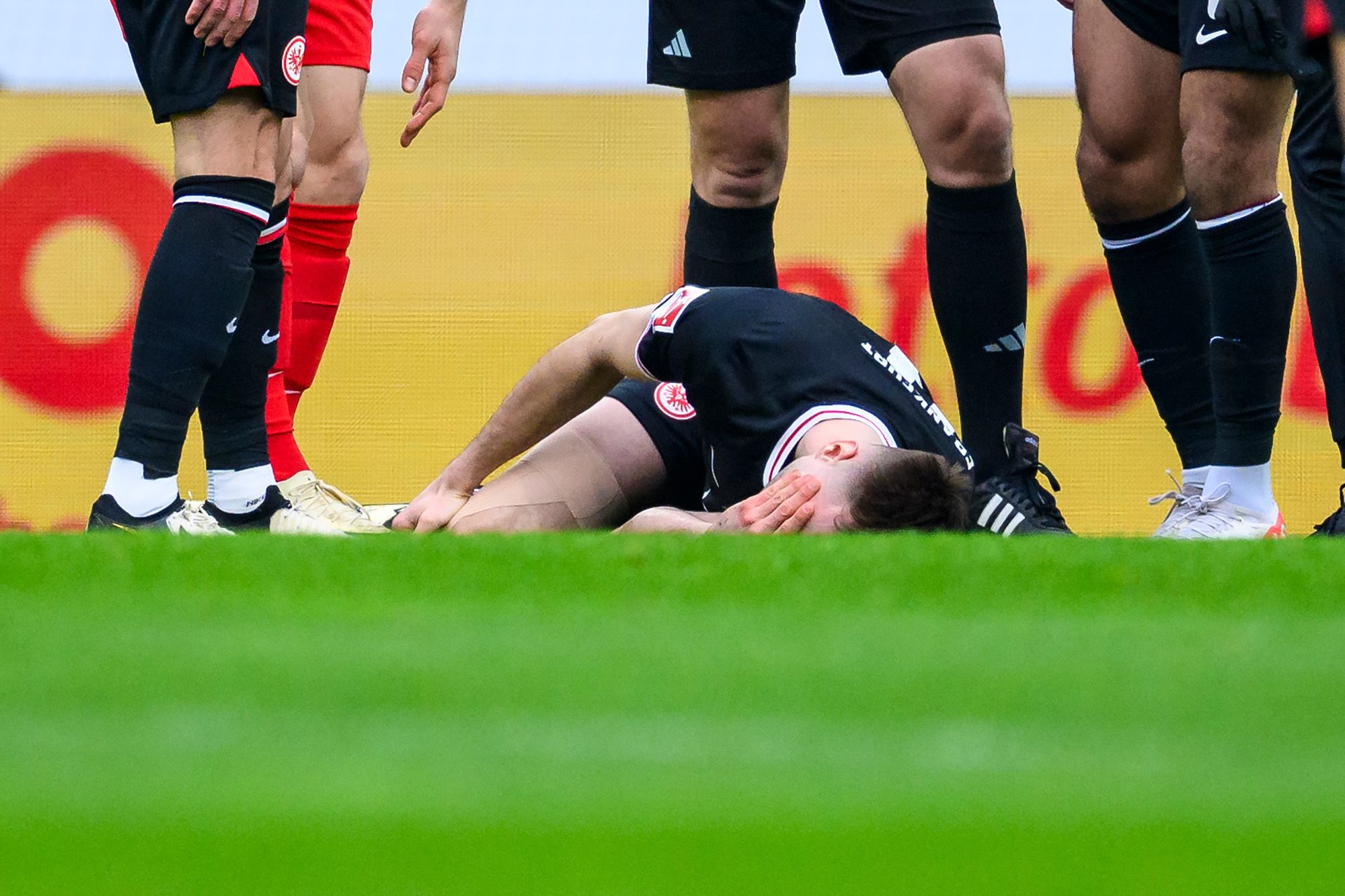 Kalajdzic krümmt sich am Rasen.