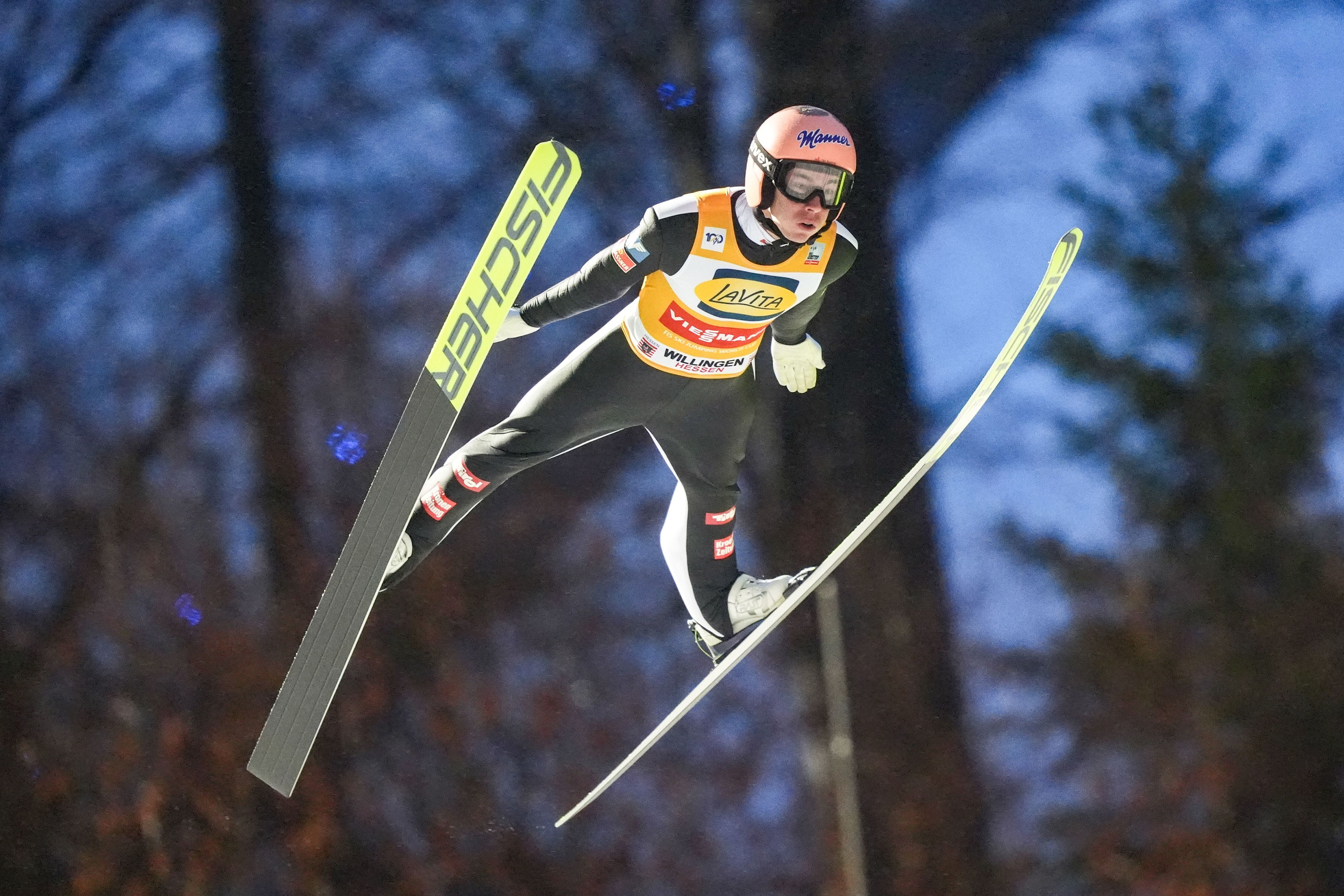 Stefan Kraft bleibt im Gesamtweltcup voran.