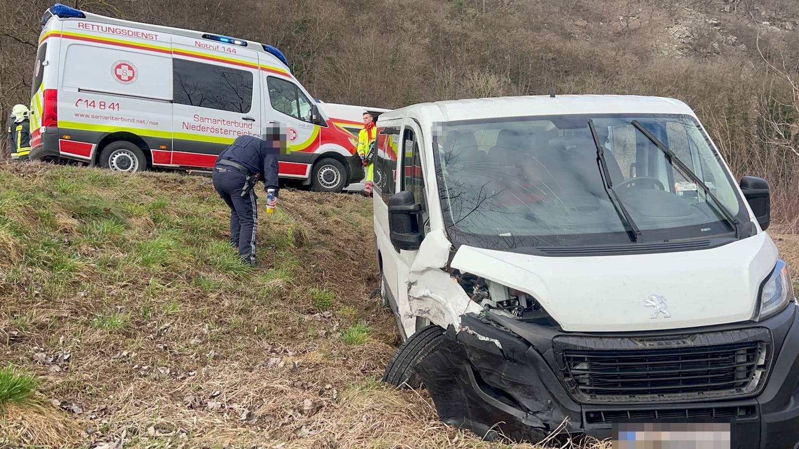 Aus noch ungeklärte Ursache krachten der Kleinbus und der Pkw zusammen.