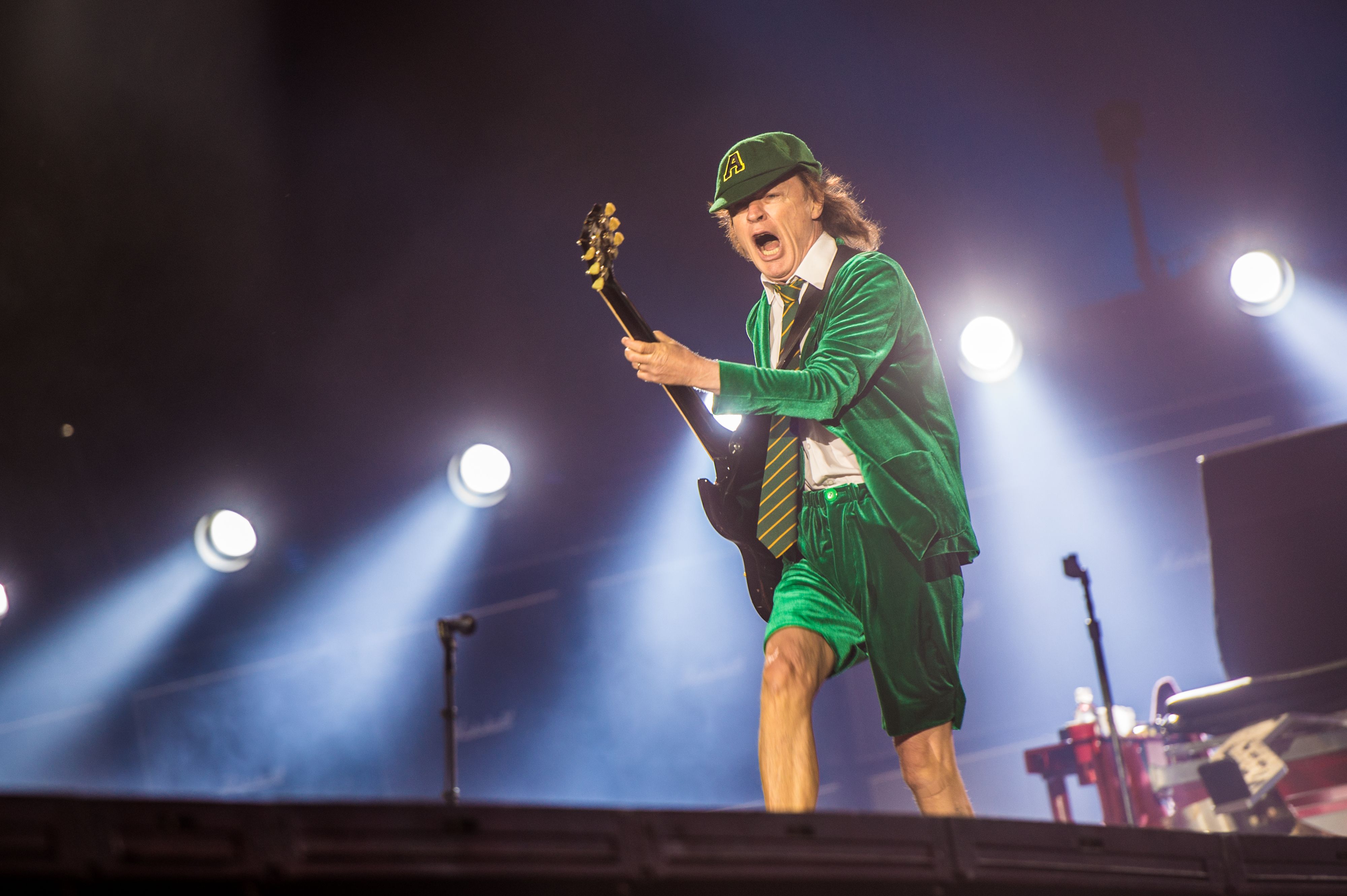 AC/DC (am Bild Leadgitarist Angus Young) macht heuer zwei Stopps im Happel-Stadion. Wucher-Preise bei Tickets sorgen aber für Ärger. 