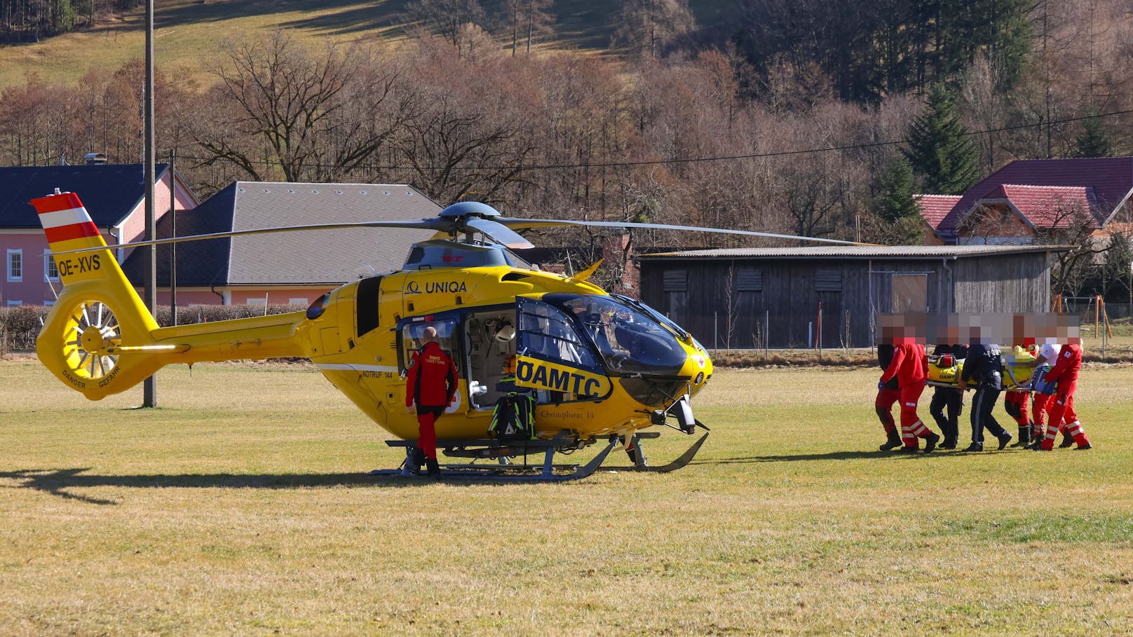 Die Retter schafften den Schwerverletzten zum Heli.