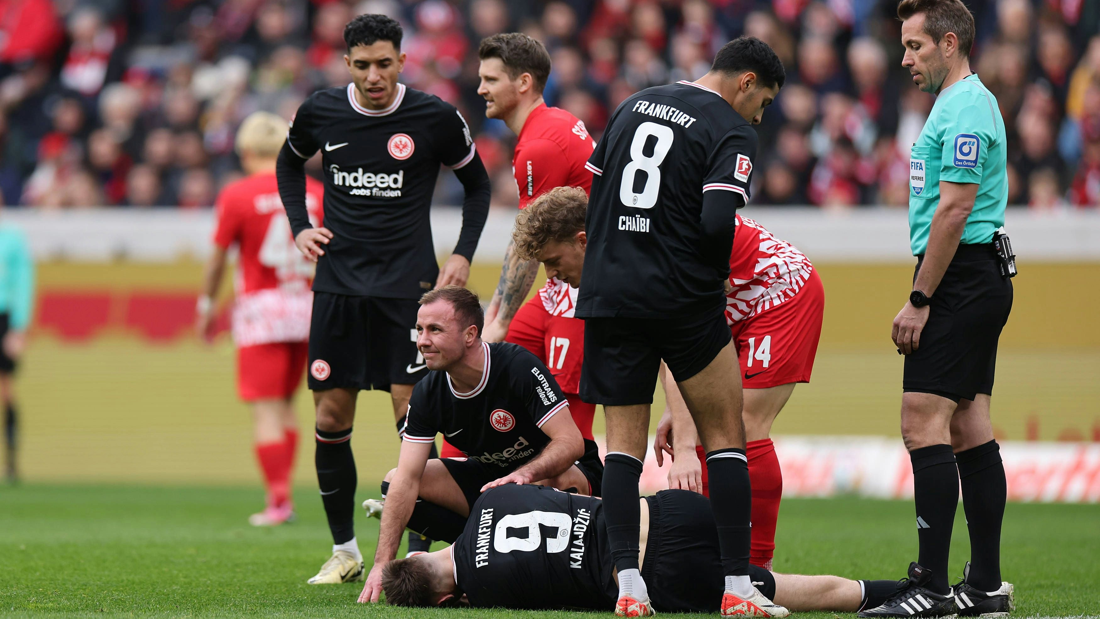18.02.2024, Fussball Bundesliga, SC Freiburg - Eintracht Frankfurt, emonline, emspor, v.l., Sasa Kalajdzic Eintracht Frankfurt verletzt am Boden, Omar Marmoush Eintracht Frankfurt, Mario Götze Eintracht Frankfurt DFL/DFB REGULATIONS PROHIBIT ANY USE OF PHOTOGRAPHS AS IMAGE SEQUENCES AND/OR QUASI-VIDEO. xdcx *** 18 02 2024, Soccer Bundesliga, SC Freiburg Eintracht Frankfurt, emonline, emspor, v l , Sasa Kalajdzic Eintracht Frankfurt injured on the ground, Omar Marmoush Eintracht Frankfurt , Mario Götze Eintracht Frankfurt DFL DFB REGULATIONS PROHIBIT ANY USE OF PHOTOGRAPHS AS IMAGE SEQUENCES AND OR QUASI VIDEO xdcx Copyright: HMBxMedia