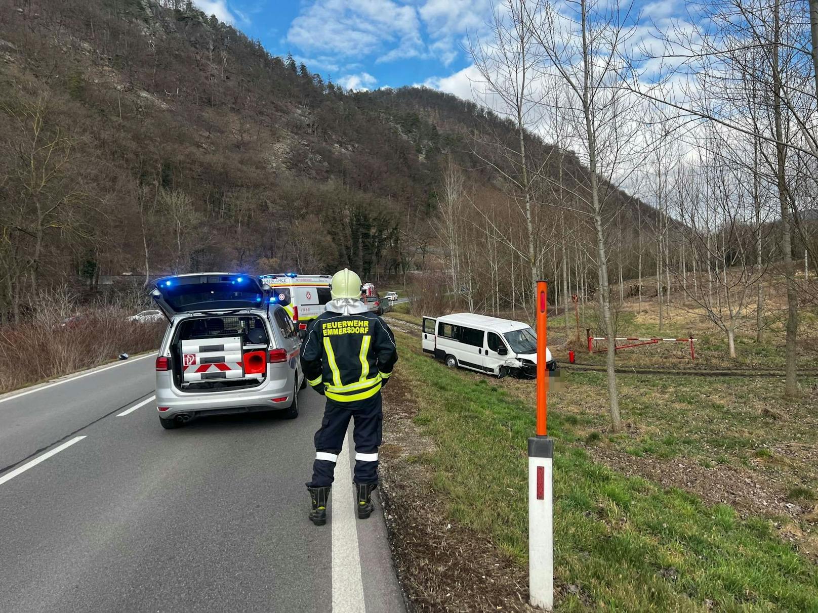 Der Kleinbus landete im Graben.