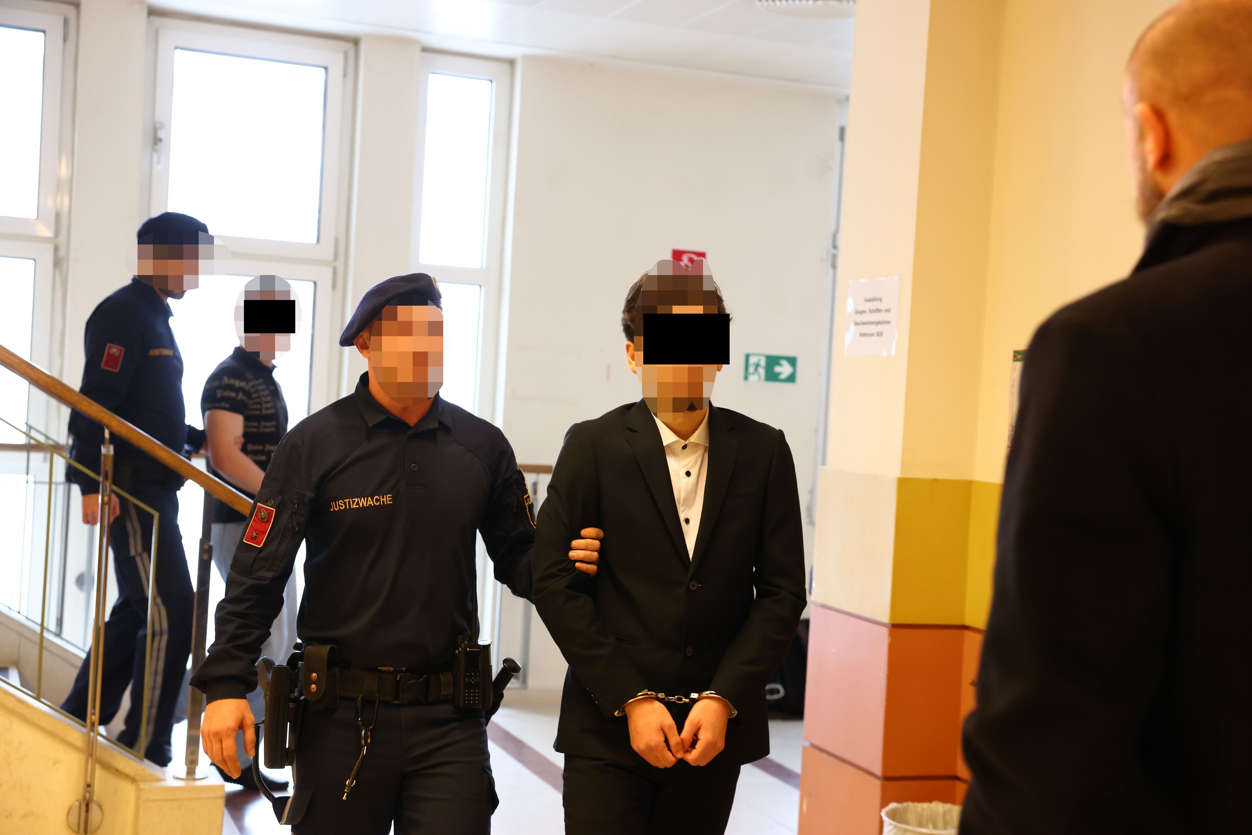 Verdächtige Jugendliche wurden in Handschellen vorgeführt.