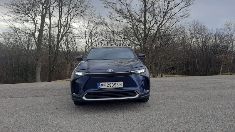 Von vorne erinnert das schnittige Design an einen Lexus.