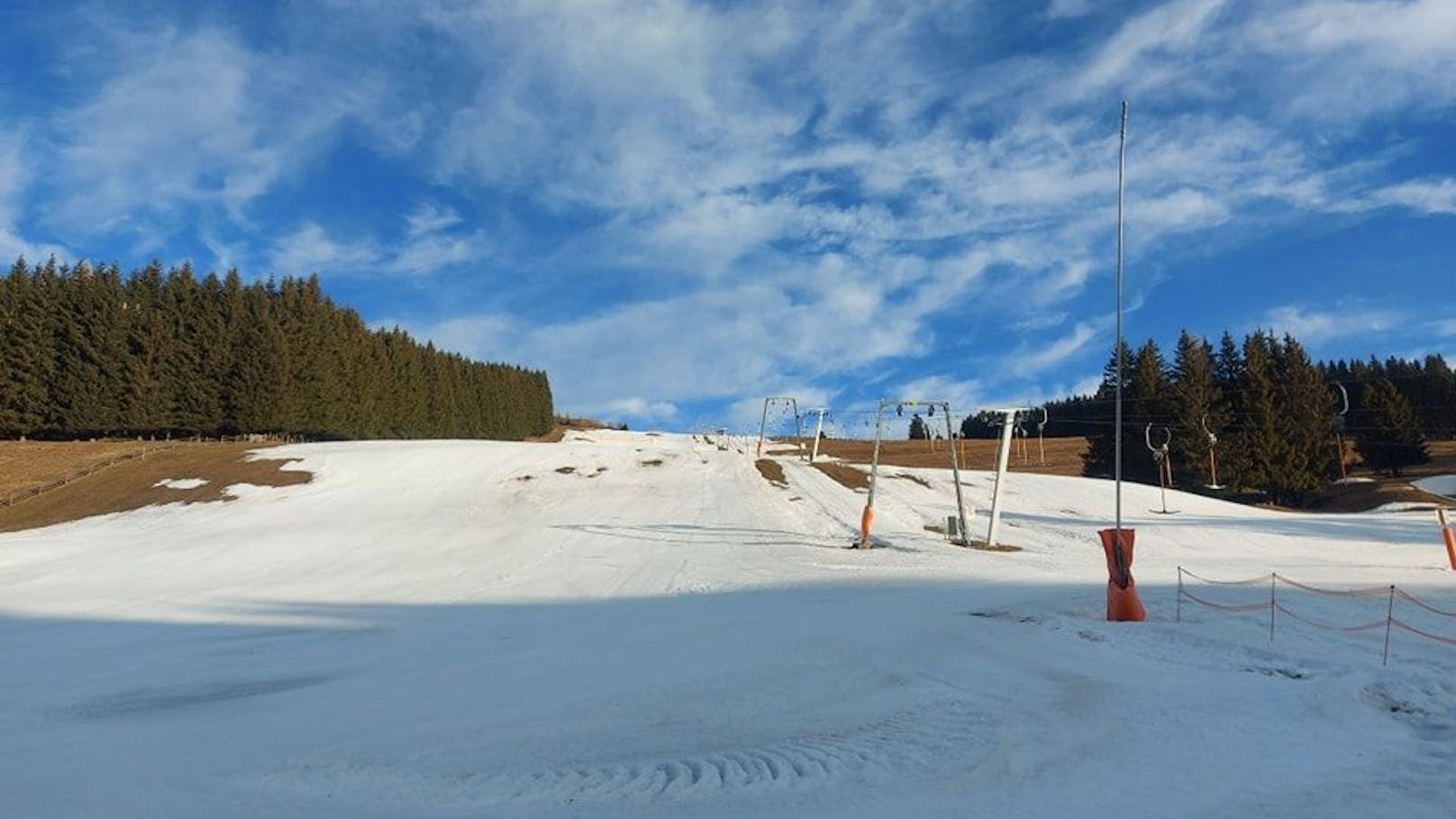 Kein Schnee mehr – Skigebiete müssen zusperren