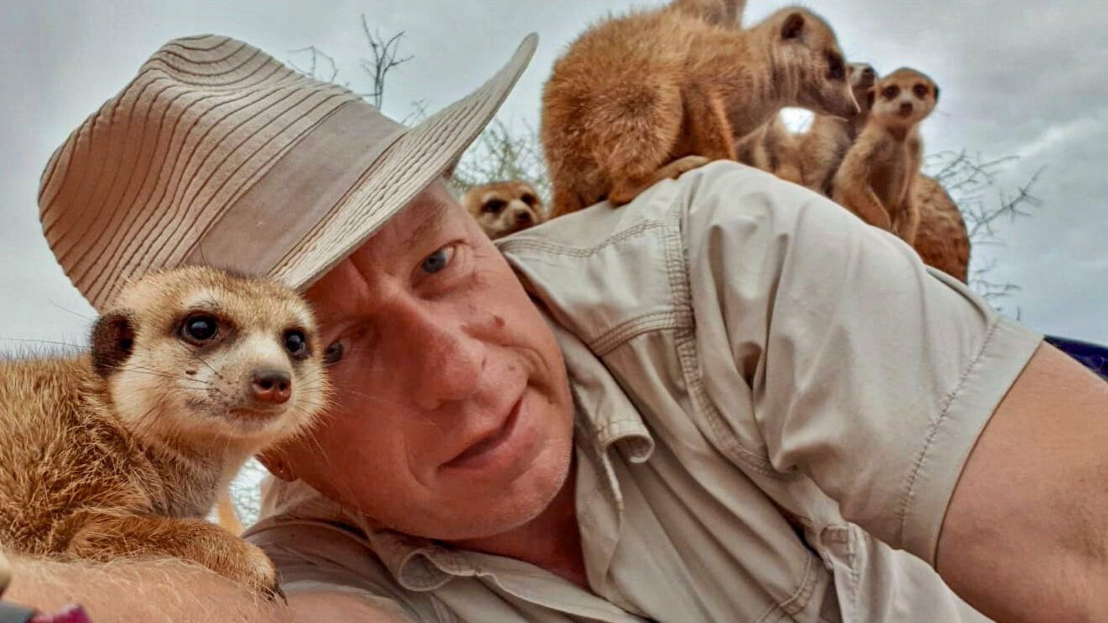 Wer lange genug mit den Erdmännchen unterwegs ist, wird gerne als Ausguck und morgens als Wärmespender genutzt. Tierfilmer Thoralf Grospitz hat während der Filmarbeiten die Erdmännchen an sich gewöhnt und wird vom Clan als Teil der Natur akzeptiert.