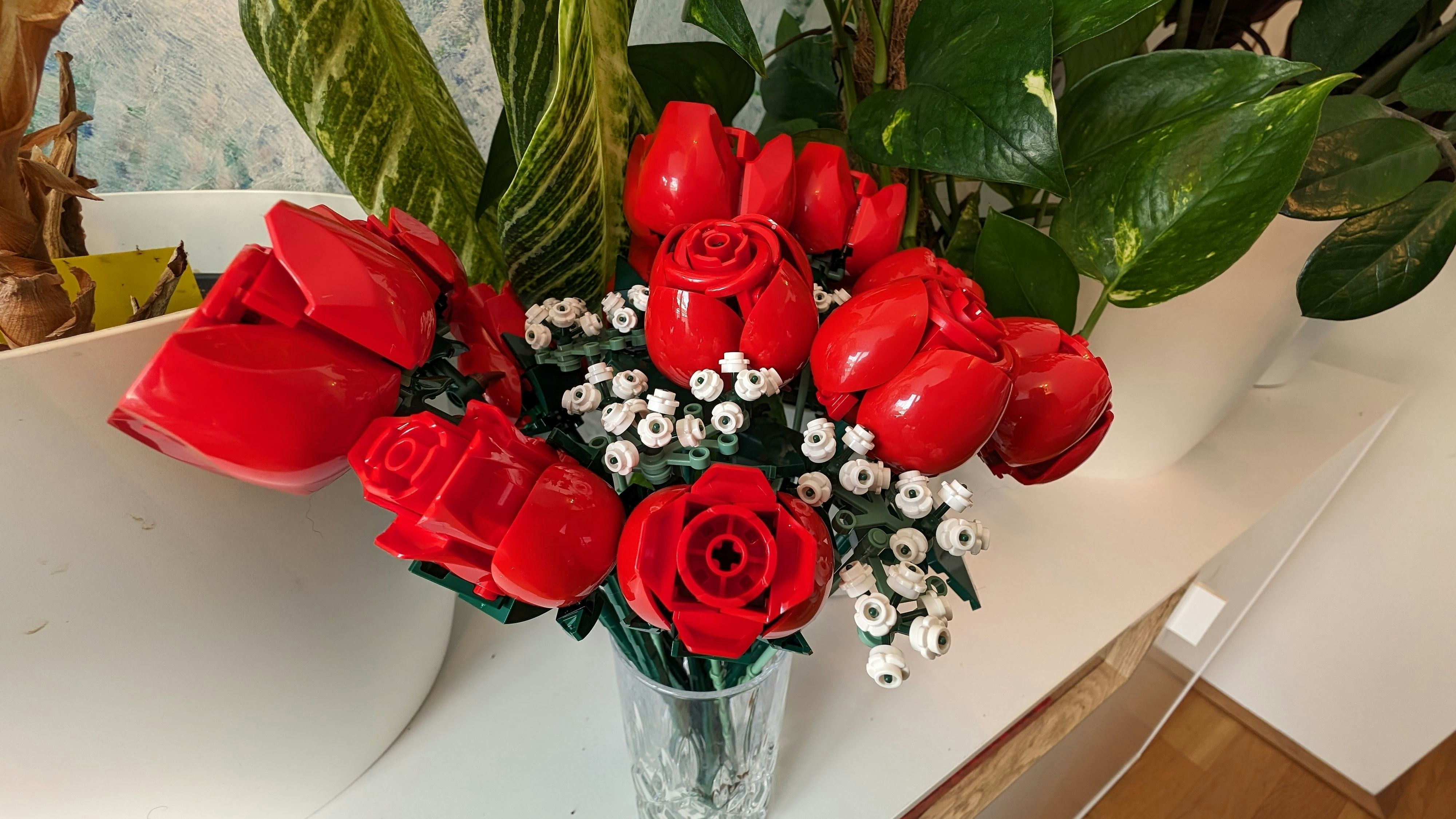 Macht sich bei jedem Blumen-Liebhaber gut: Der LEGO Rosenstrauß.