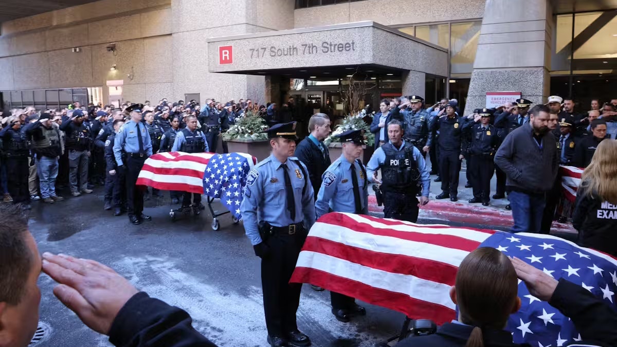 Bei einem Einsatz in der Stadt Burnsville im US-Bundesstaat Minnesota kommen zwei Polizisten und ein Sanitäter ums Leben. (18. Februar 2024)