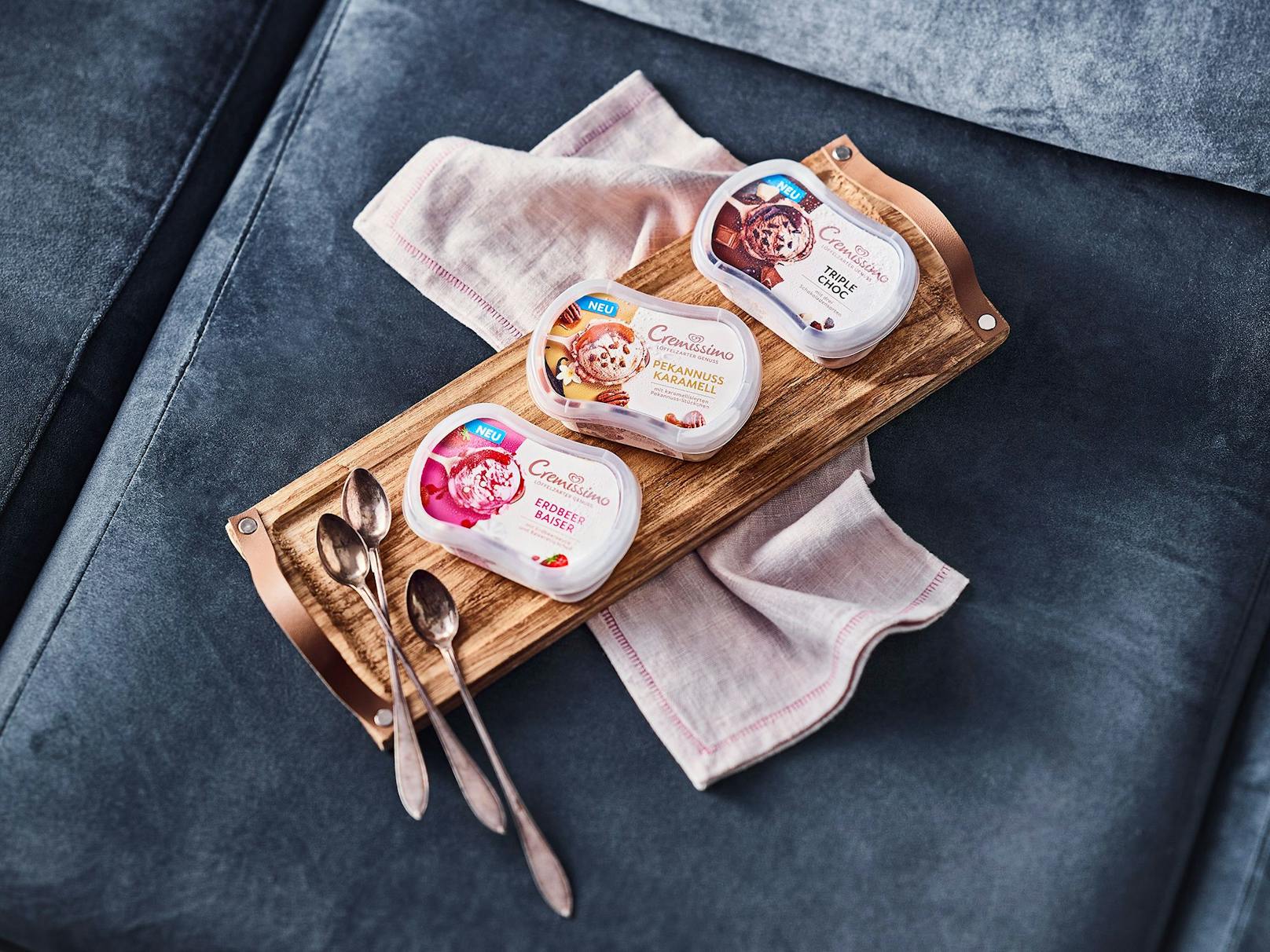 Cremissimo Minis: Cremiges Eis, Sauce und spannende Toppings, vereint im neuen Cremissimo-200ml-Kleinformat. Das ist großer Genuss im handlichen Format, angeboten in drei der beliebtesten Geschmacksrichtungen (Schoko, Nuss und Erdbeer). 200 ml Packung: 2,49 Euro.