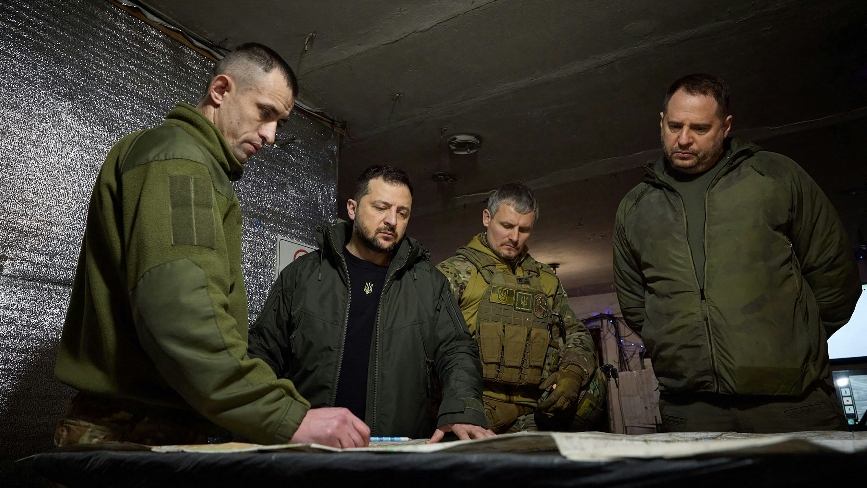 Download von www.picturedesk.com am 19.02.2024 (07:59).  *** SERVICEBILD *** TOPSHOT - This handout photograph taken and released by Ukrainian Presidential Press Service on December 29, 2023, shows Ukrainian President Volodymyr Zelensky (2nd L) visiting the advanced checkpoint of the 110th Separate Mechanized Brigade named after late Ukrainian General-Corporal Marko Bezruchko in the town of Avdiivka, Donetsk region, amid the Russian invasion of Ukraine. (Photo by Handout / UKRAINIAN PRESIDENTIAL PRESS SERVICE / AFP) / RESTRICTED TO EDITORIAL USE - MANDATORY CREDIT "AFP PHOTO / UKRAINIAN PRESIDENTIAL PRESS SERVICE " - NO MARKETING NO ADVERTISING CAMPAIGNS - DISTRIBUTED AS A SERVICE TO CLIENTS - 20231229_PD6991 - Rechteinfo: Servicebild (SB) Bei diesem Bild ist PictureDesk ausschließlich technischer Dienstleister und stellt eine technische Bearbeitungsgebühr in Rechnung. PictureDesk ist weder Urheber noch Rechteinhaber. Die Nutzung liegt in alleiniger Verantwortung des Kunden. Nur für redaktionelle Nutzung! Werbliche Nutzung erfordert Freigabe: bitte schicken Sie uns eine Anfrage.