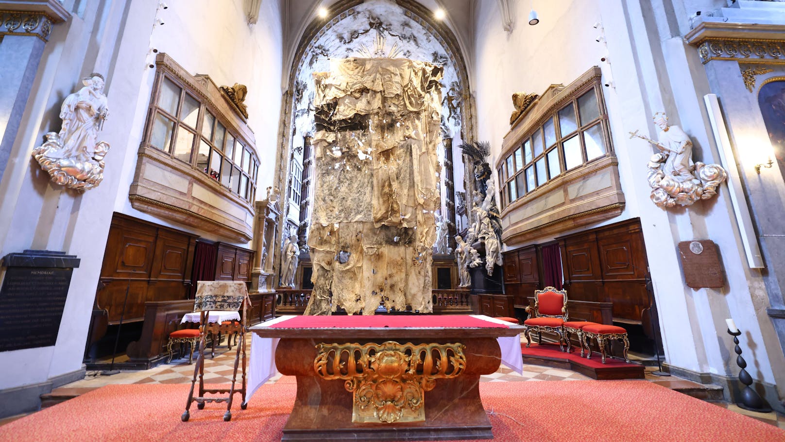 Das Tuch verdeckt während der Fastenzeit die bildlichen Darstellungen von Jesus, etwa am Altar.&nbsp;