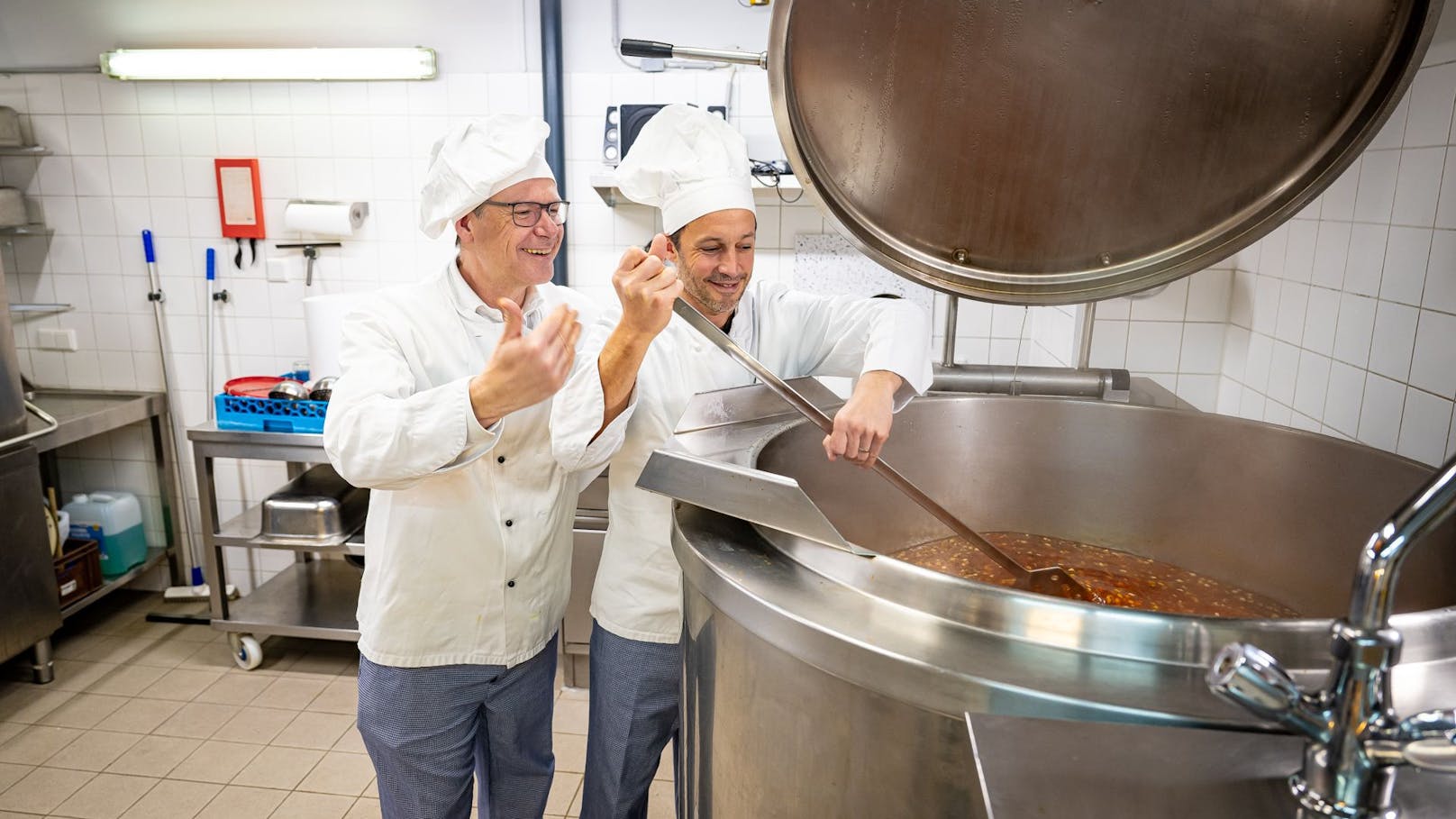Rudolf Schrefl (Drei) und Klaus Schwertner (Caritas Wien) kochen gemeinsam den ersten Minestrone-Suppenkessel im Rahmen der Drei Hilft-Winteraktion.