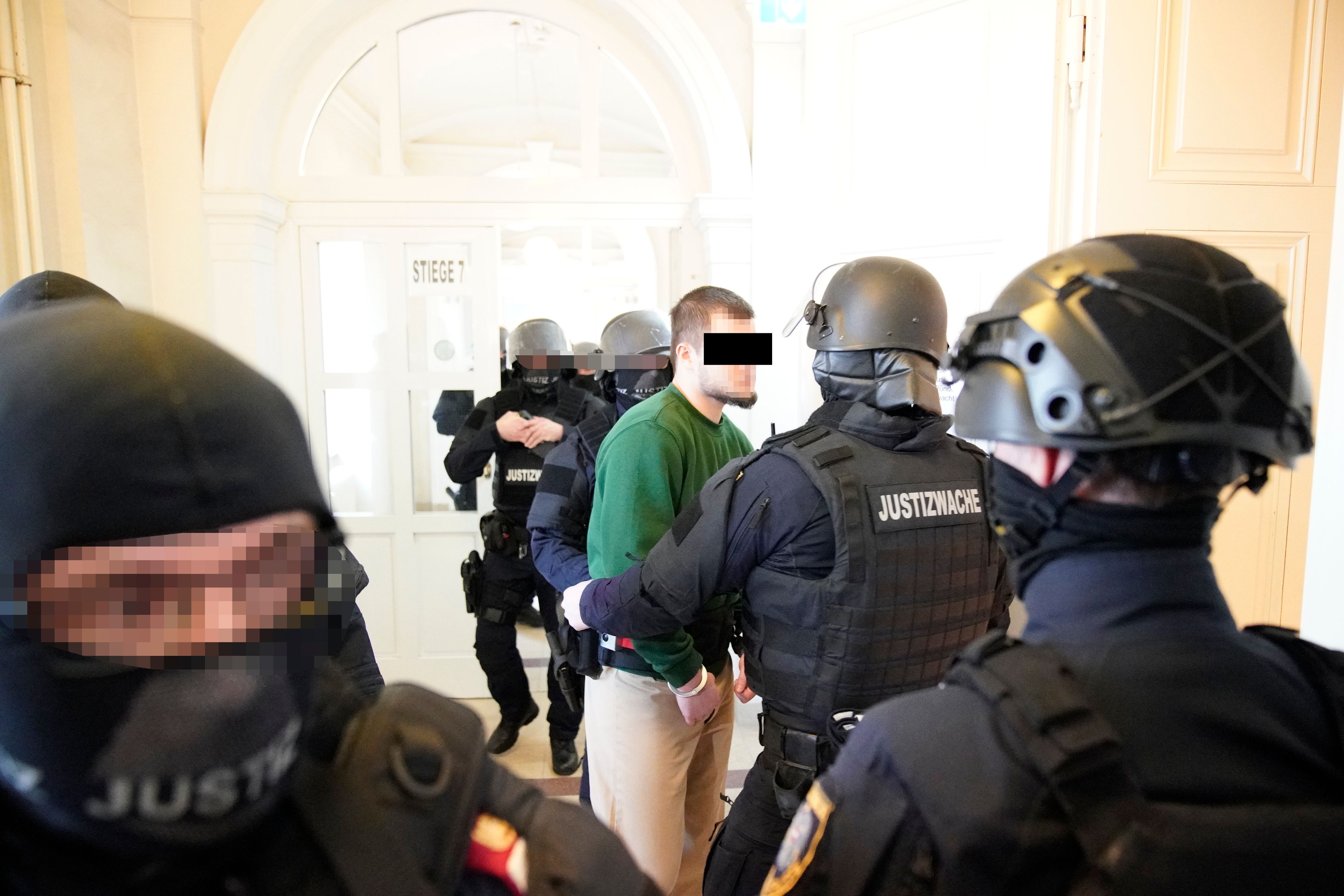 Verdächtiger wurde von bewaffneten Polizisten in den Gerichtssaal geführt. 