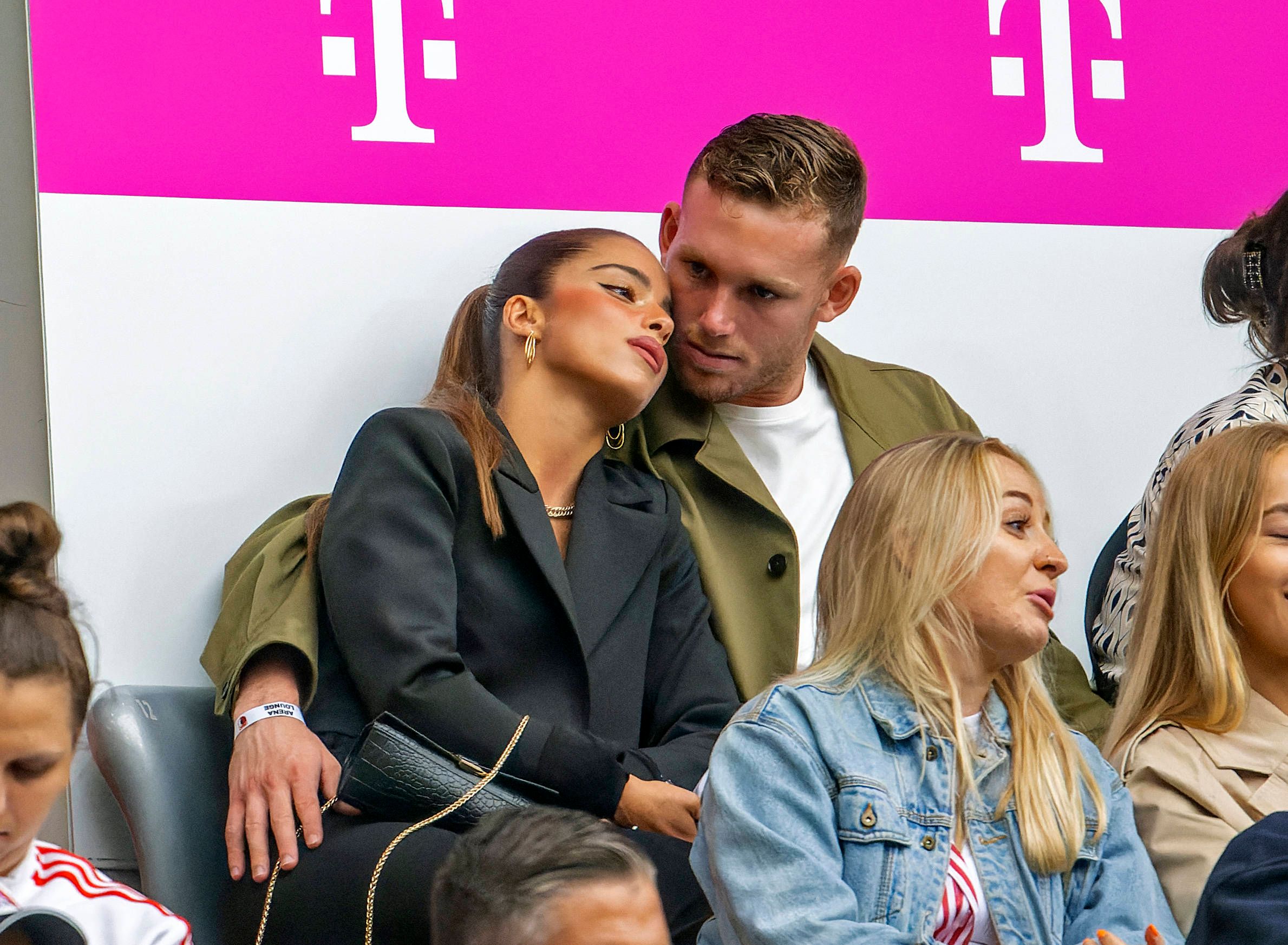 Noa Kirel und Bayern-Tormann Daniel Peretz.