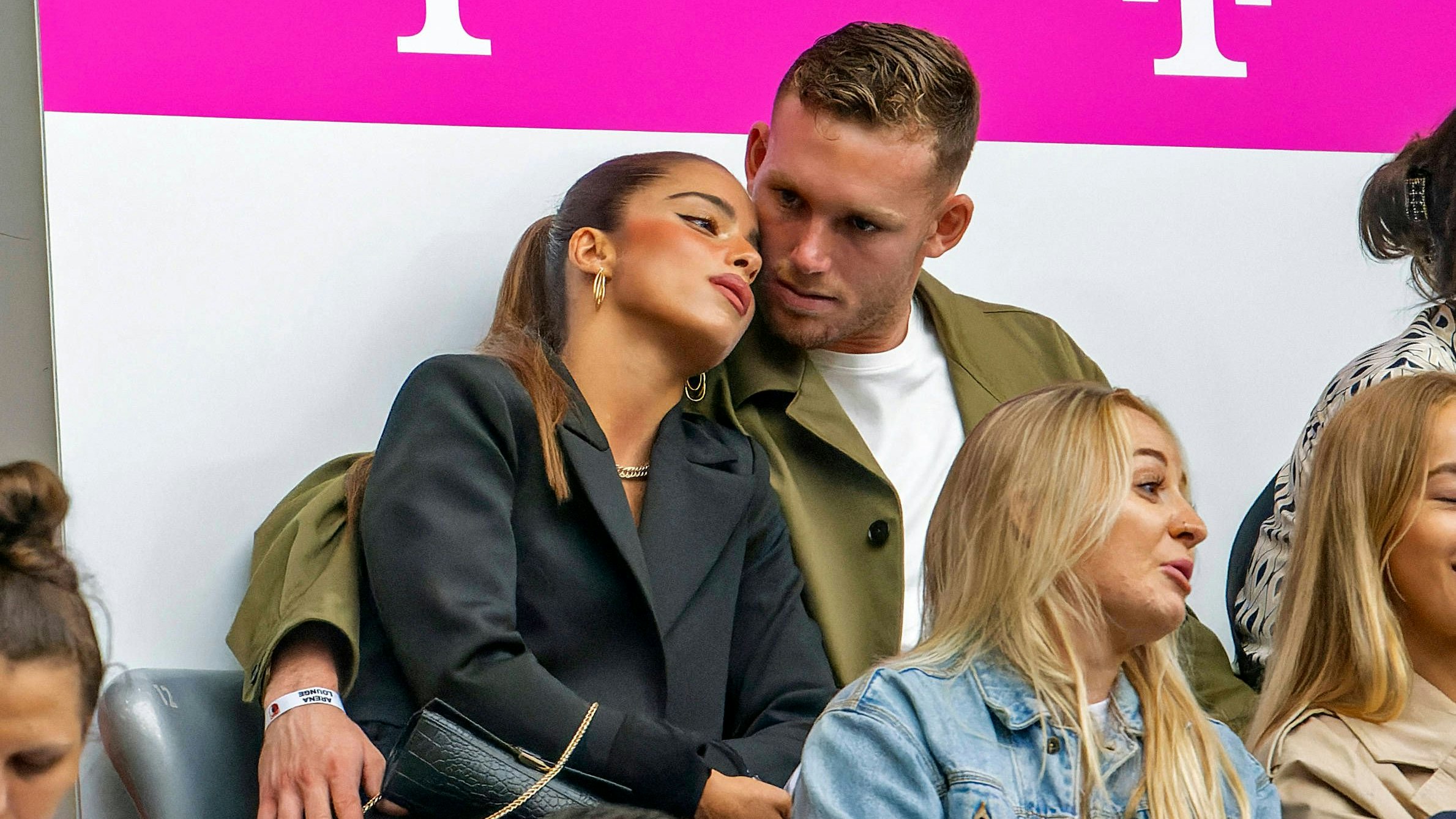 Noa Kirel und Bayern-Tormann Daniel Peretz.