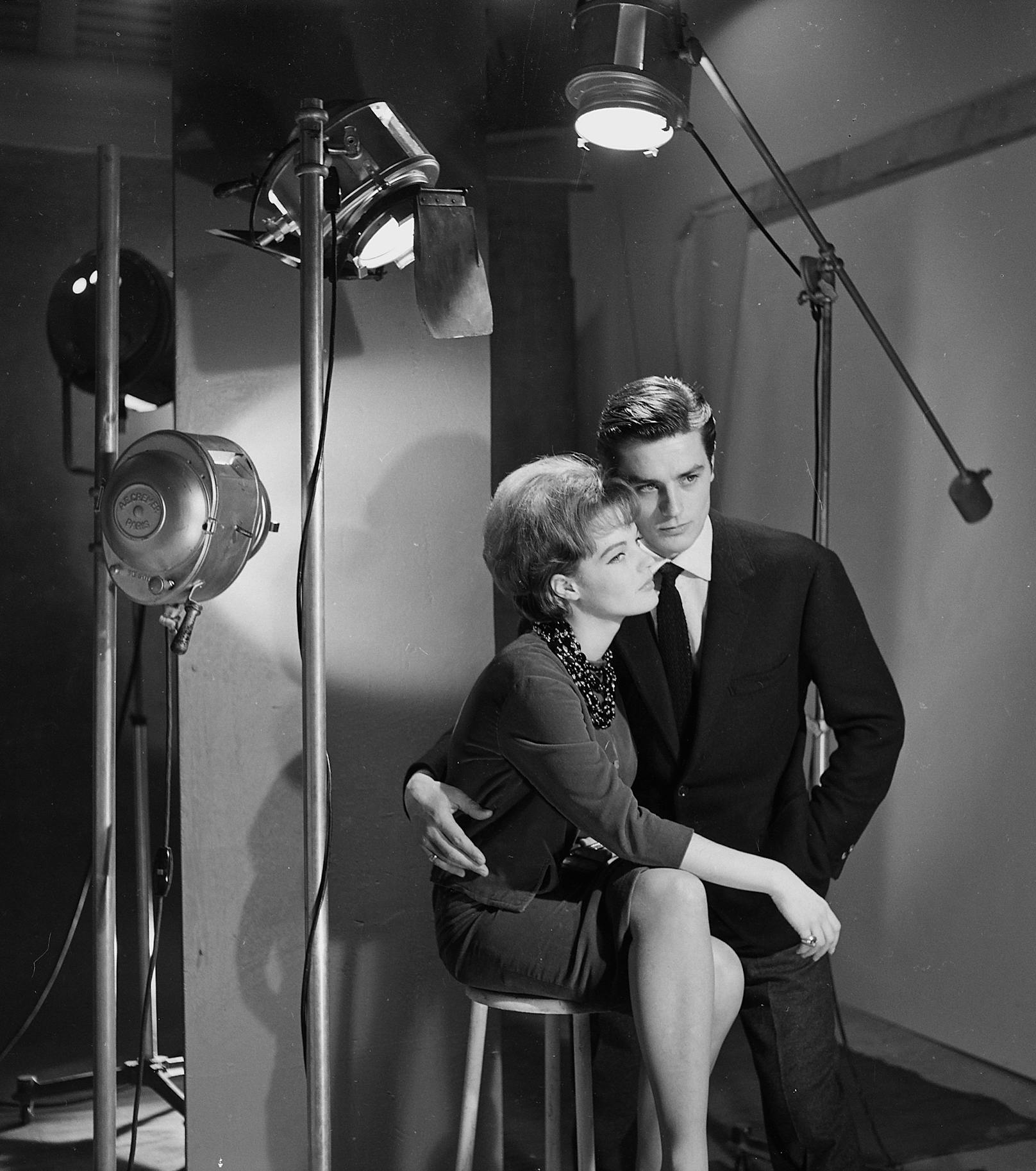 Schneider und Delon waren eines der glamourösesten Paare ihrer Zeit und wurden von Fans und der Presse gleichermaßen bewundert. Gemeinsam sorgten sie aber auch für etliche Schlagzeilen.