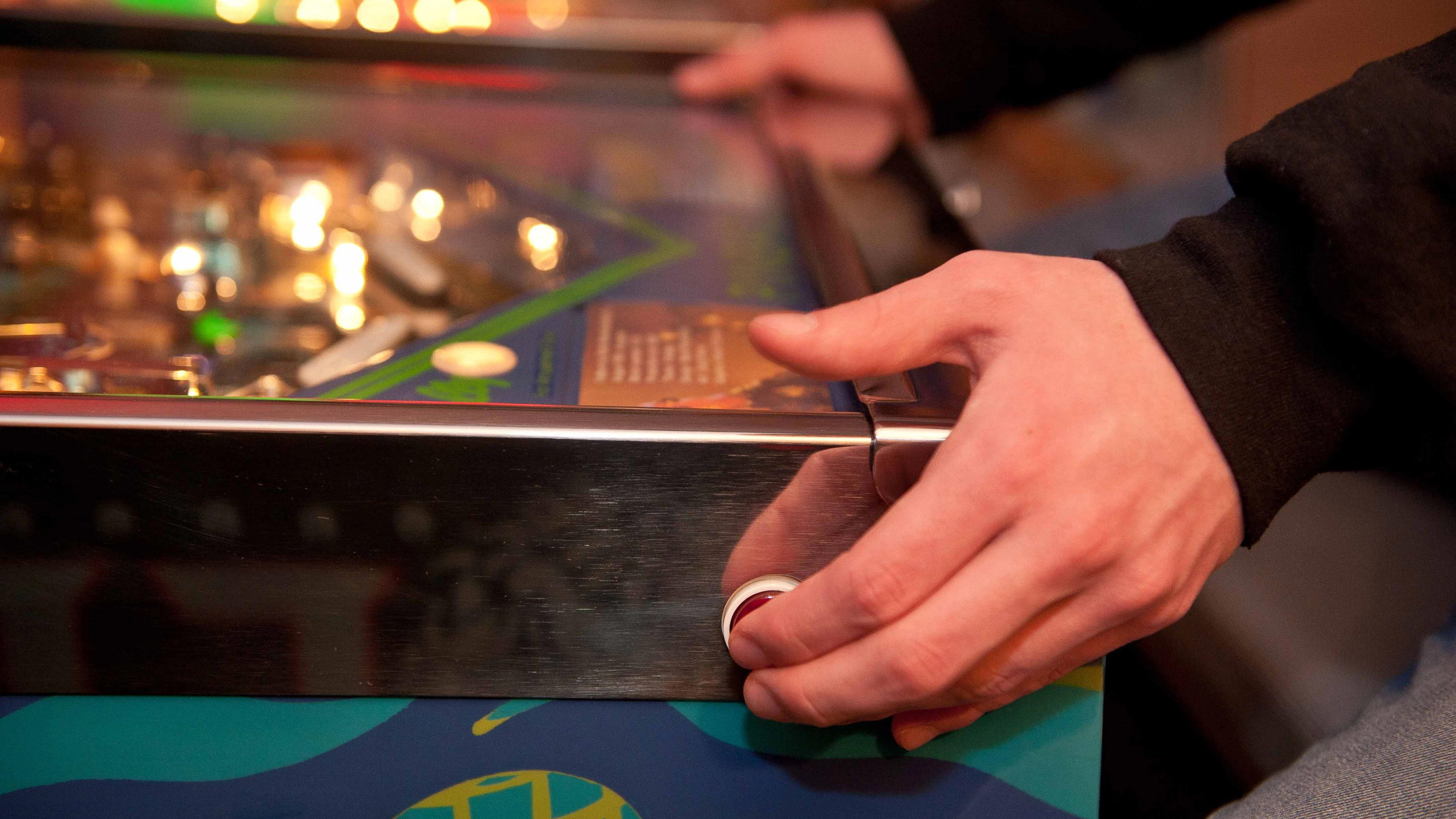 Download von www.picturedesk.com am 19.02.2024 (15:27).  Johannes Ostermeier, Weltmeister der International Flipper Pinball Association, am Flipper-Automaten im Keller seines Elternhauses in Markt Schwaben. - 20191129_PD16078 - Rechteinfo: Rights Managed (RM)