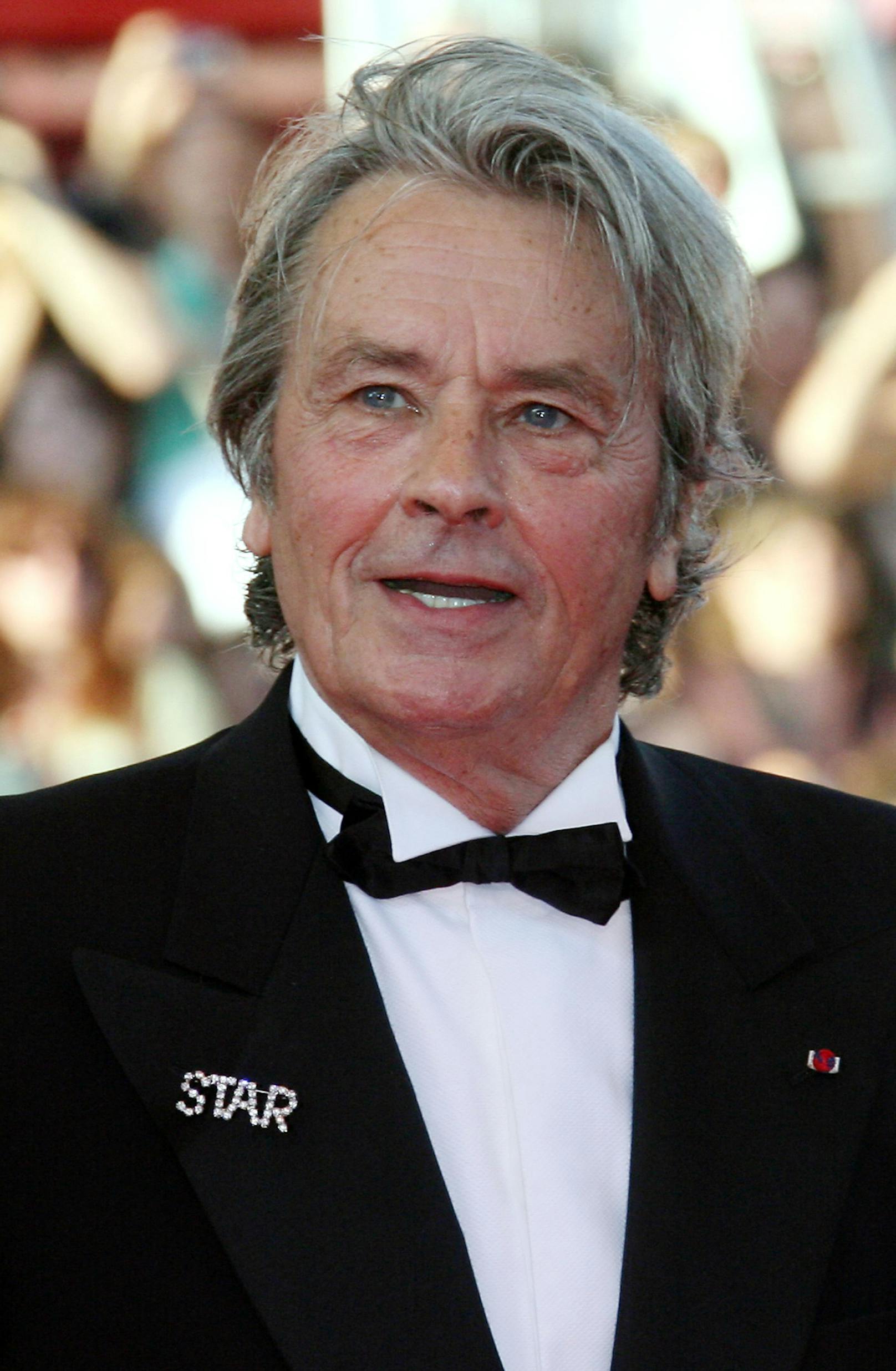 Dennoch bleibt Alain Delon eine Legende des Films, dessen markante Präsenz und schauspielerisches Talent das europäische Kino nachhaltig geprägt haben.