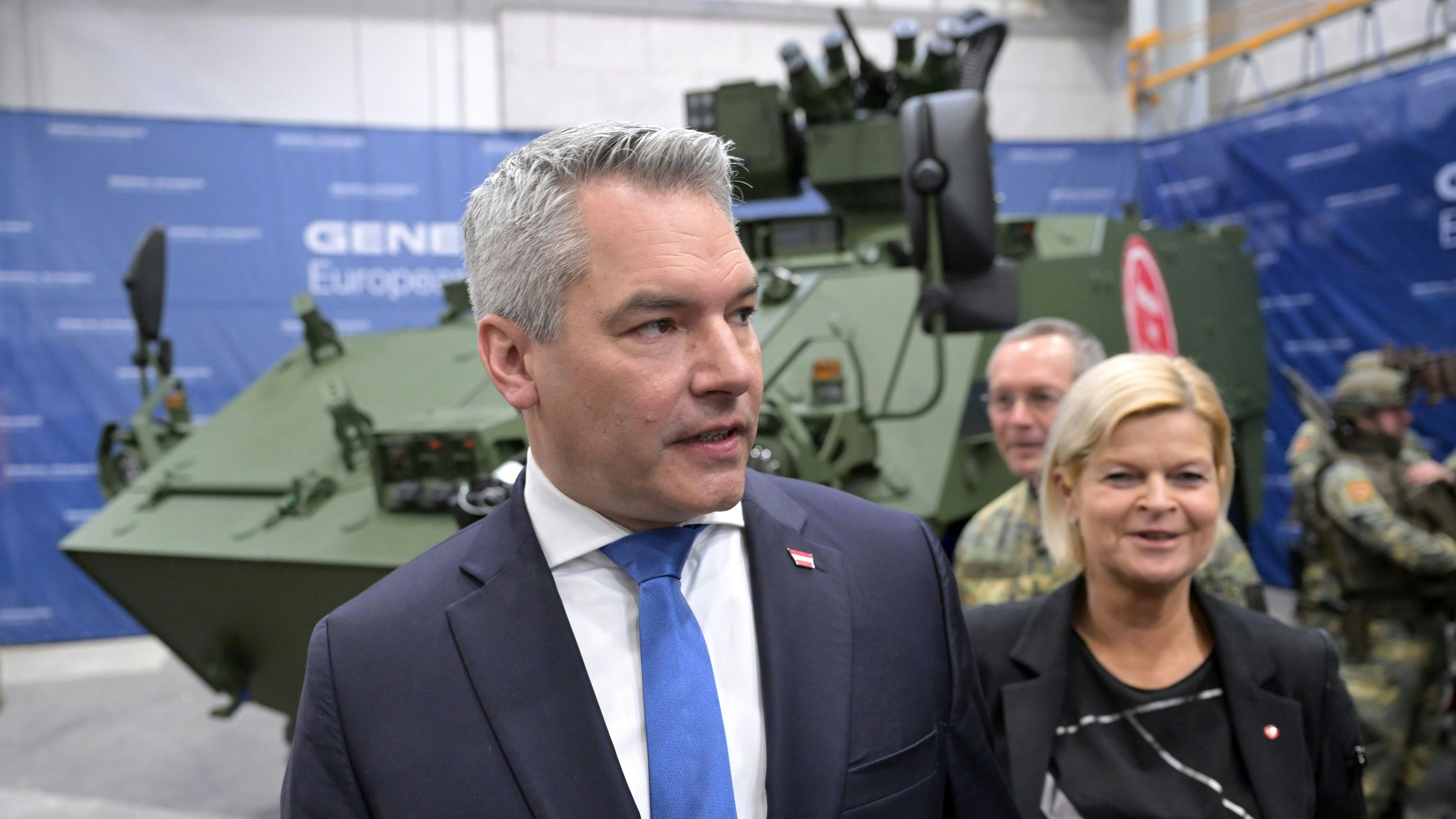 Download von www.picturedesk.com am 19.02.2024 (16:31).  ABD0059_20240219 - WIEN - ÖSTERREICH: (v.l.) Bundeskanzler Karl Nehammer (ÖVP), Generalstabschef Rudolf Striedinger und Verteidigungsministerin Klaudia Tanner (ÖVP) im Rahmen der Vertragsunterzeichnung für neue Radpanzer ?Pandur? am Montag, 19. Februar 2024, in Wien. - FOTO: APA/ROLAND SCHLAGER - 20240219_PD2419 - Rechteinfo: Rights Managed (RM)