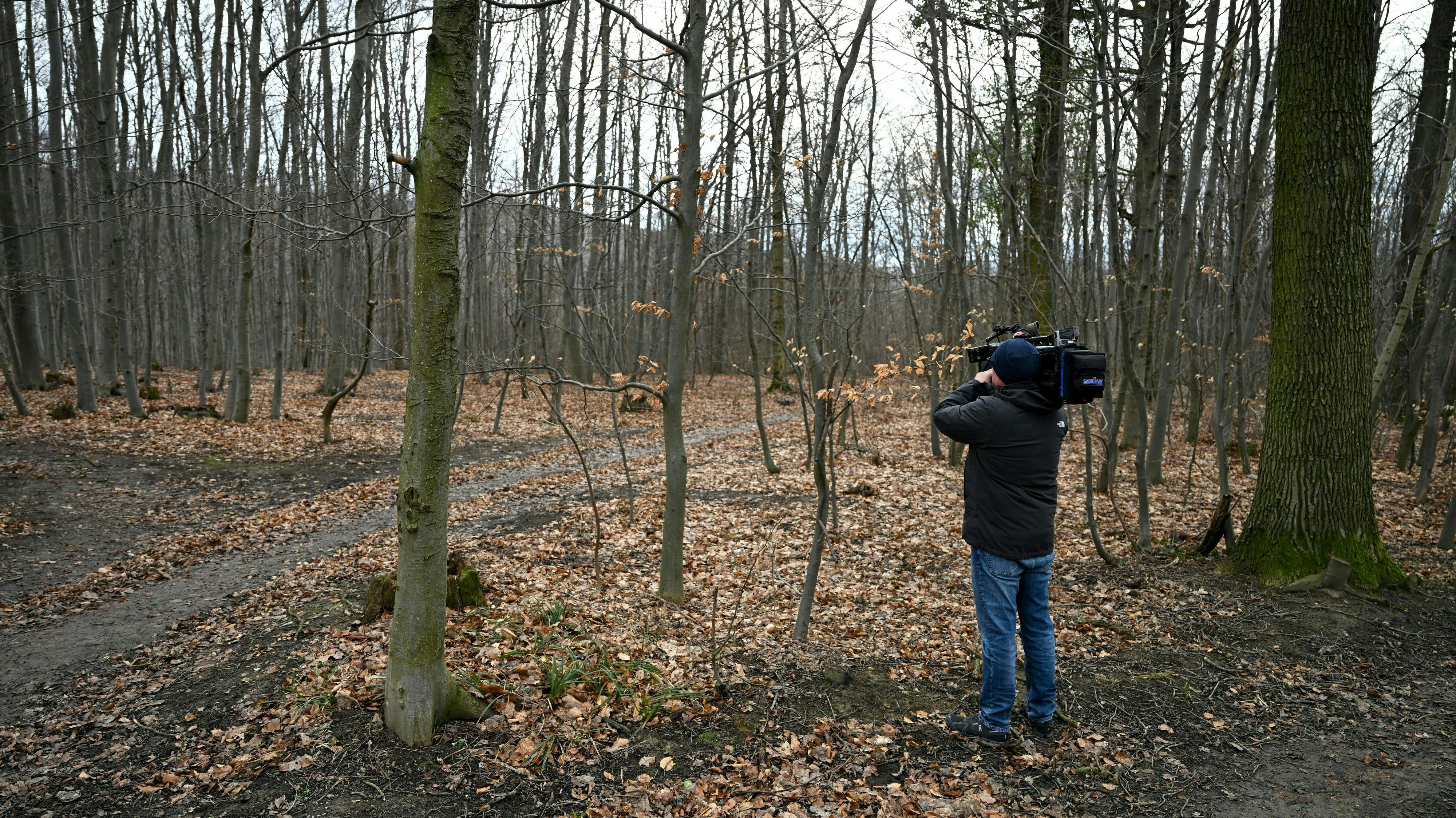 Nachdem Mitte Februar in Wien die Leiche einer Frau in einem Waldstück gefunden wurde (siehe Foto) hat ein Förster nun an der Grenze zwischen Oberösterreich und der Steiermark einen Toten entdeckt.&nbsp;