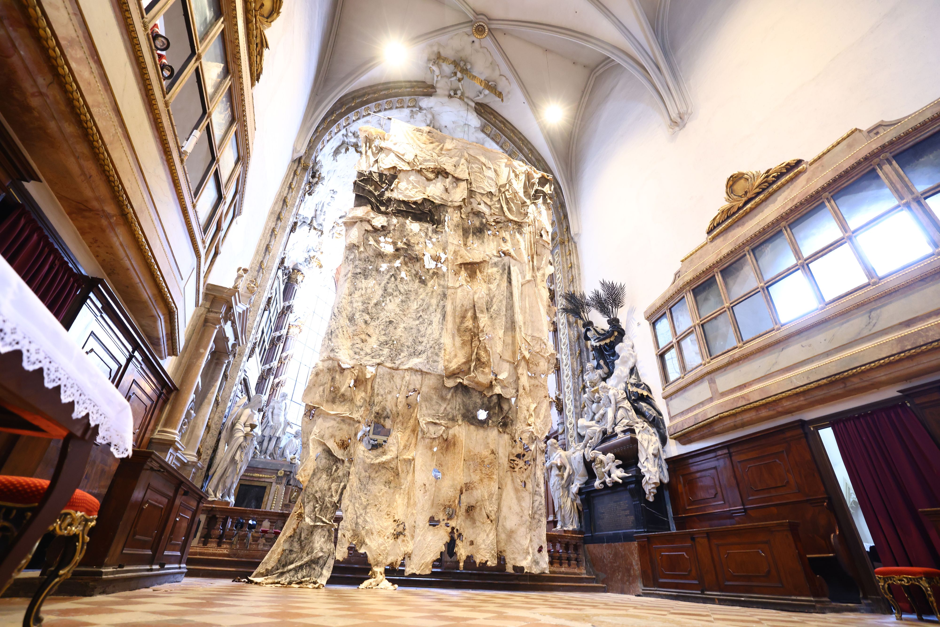 In der Michaelerkirche in der Wiener City hat man sich dieses Jahr für ein besonderes Fastentuch entschieden.