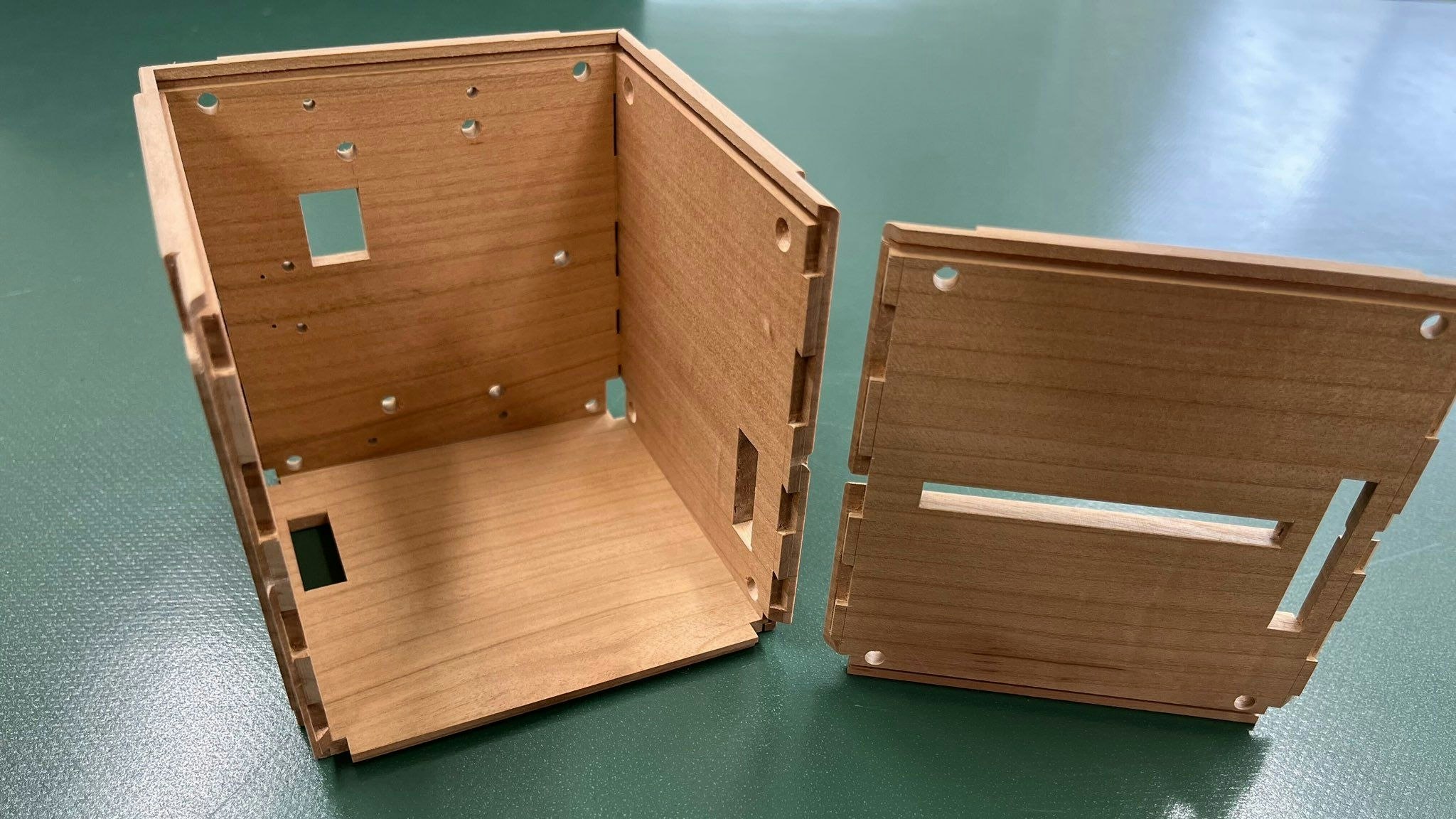 Das Space Wood Project der Universität Kyoto produziert den im Artikel beschriebenen künstlichen Holzsatelliten. Der Start ist für Februar nächsten Jahres geplant, parallel entwickeln wir derzeit das zweite Flugzeug.Das beigefügte Foto ist eine LignoSat-Testszene.