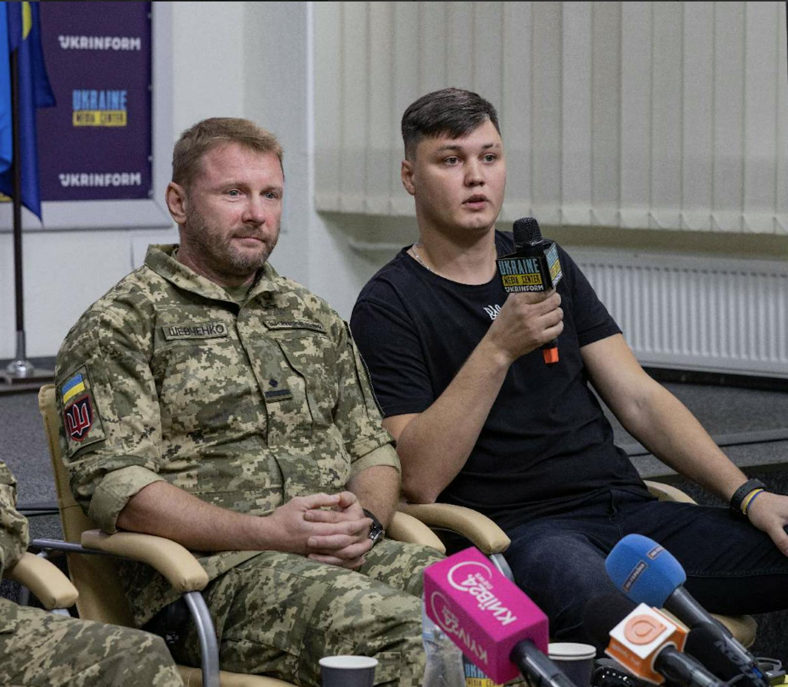 Maxim Kuzminow (re., 28) nach seiner Flucht aus dem russischen Militär.