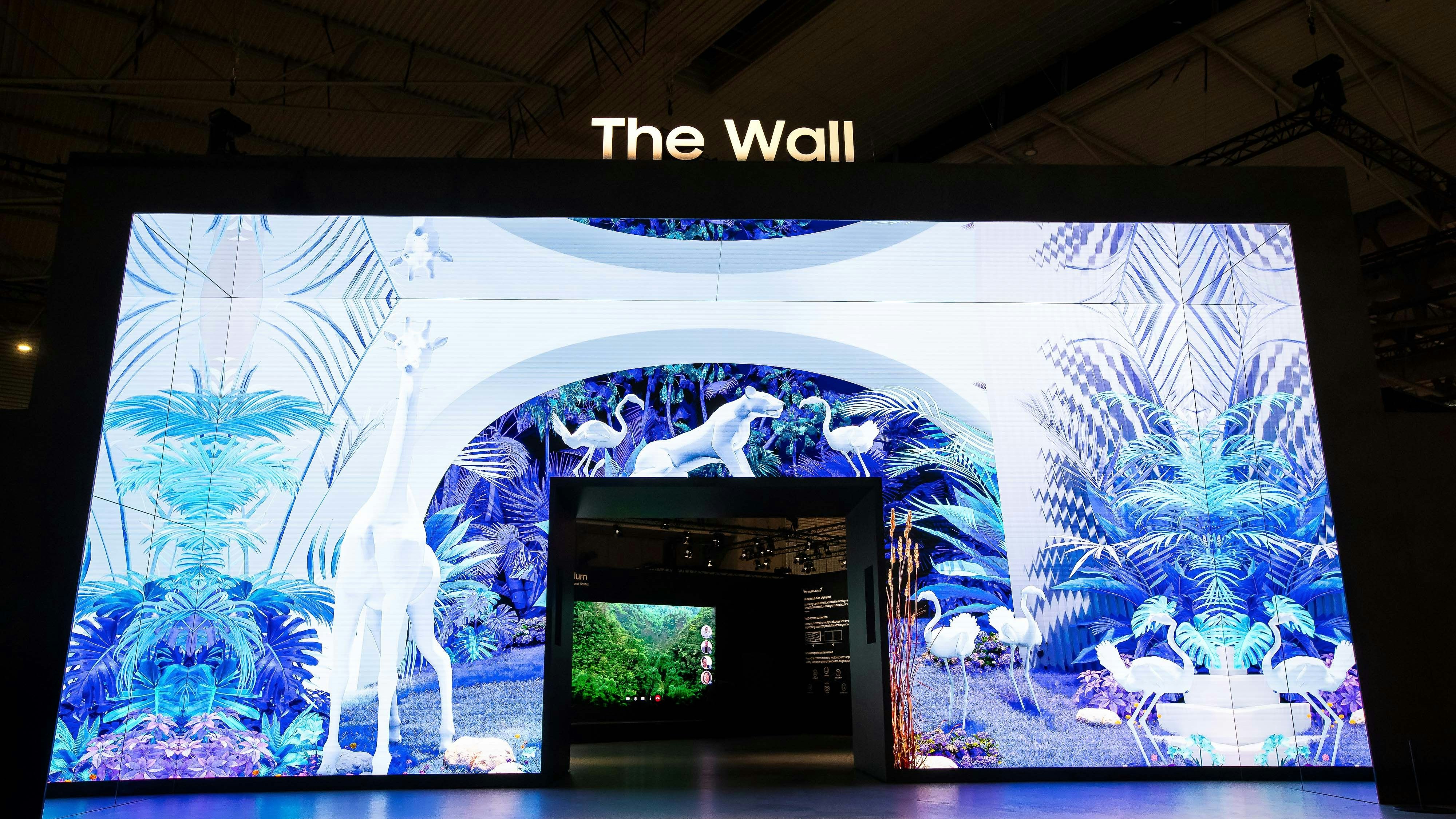 Samsung präsentiert erweiterte Konnektivität durch SmartThings für seine B2B-Displays auf der ISE 2024.