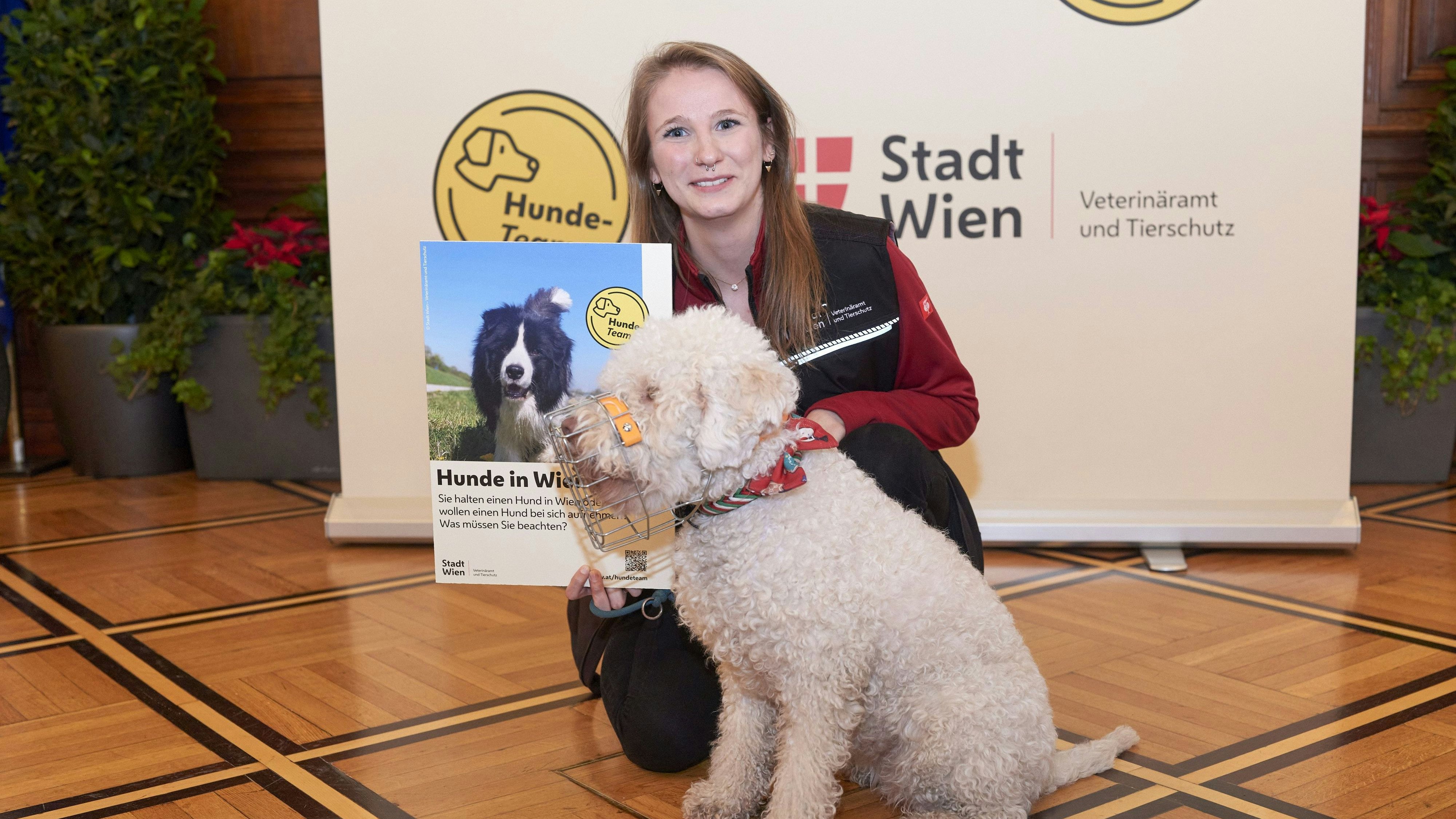 Die neue "Hunde-Polizei", erkennbar an ihren schwarzen Gilets und Dienstmarken.