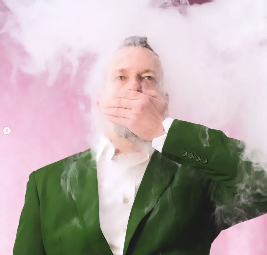 Robert Kratky spielt im Misukvideo von AUT OF ORDA mit