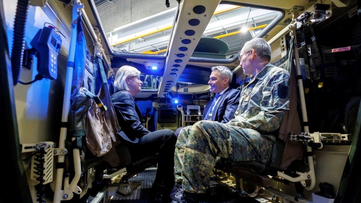 Sichtlich begeistert: Für den ehemaligen Wehrdiener Karl Nehammer war Panzereinkauf "ein besonderer Tag".